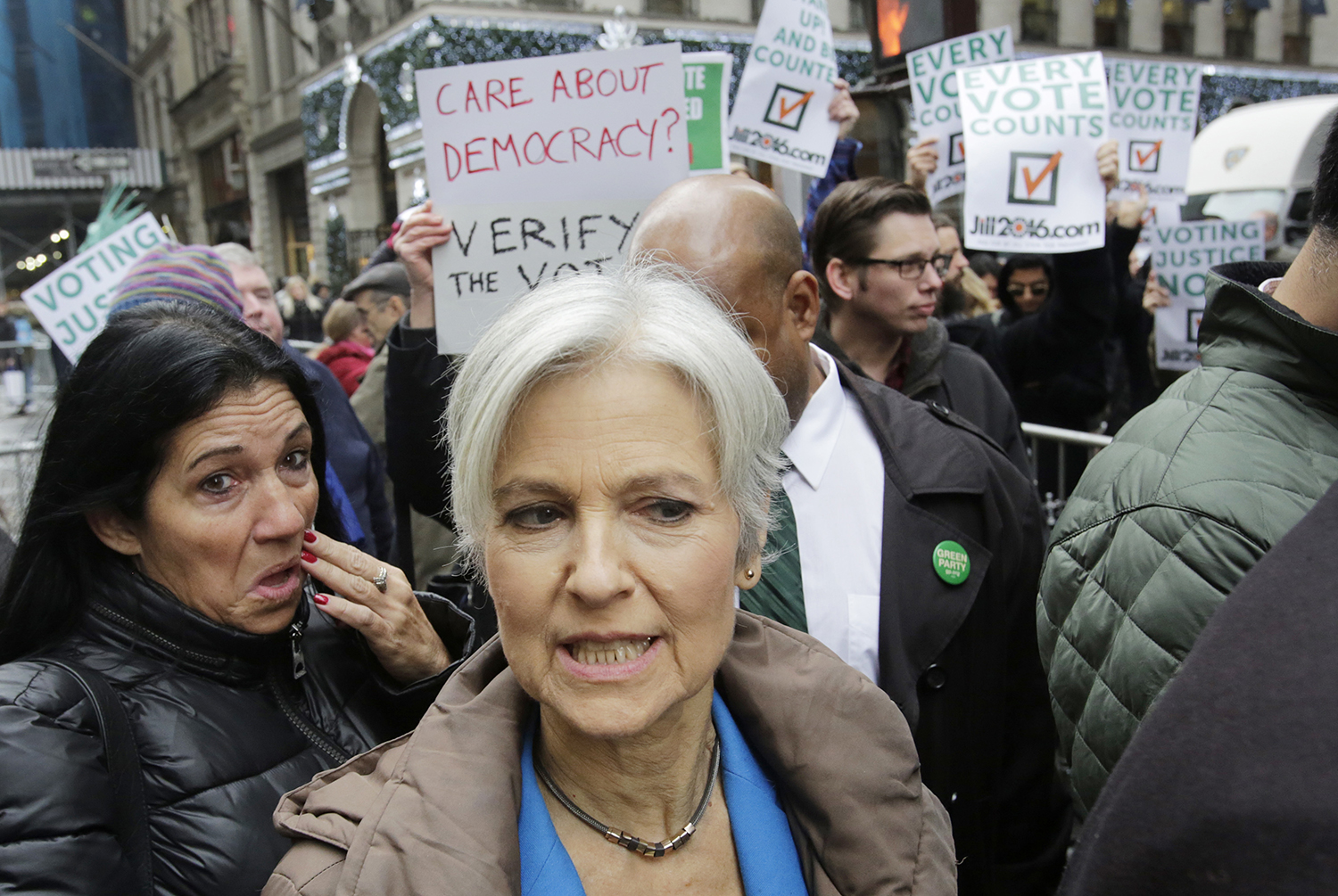 Jill Stein asks Loretta Lynch to probe US election system