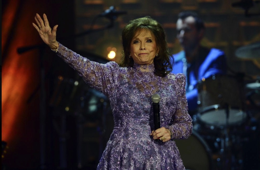 SEE IT: Dolly Parton, Reba McEntire, and country music world react to death of Loretta Lynn