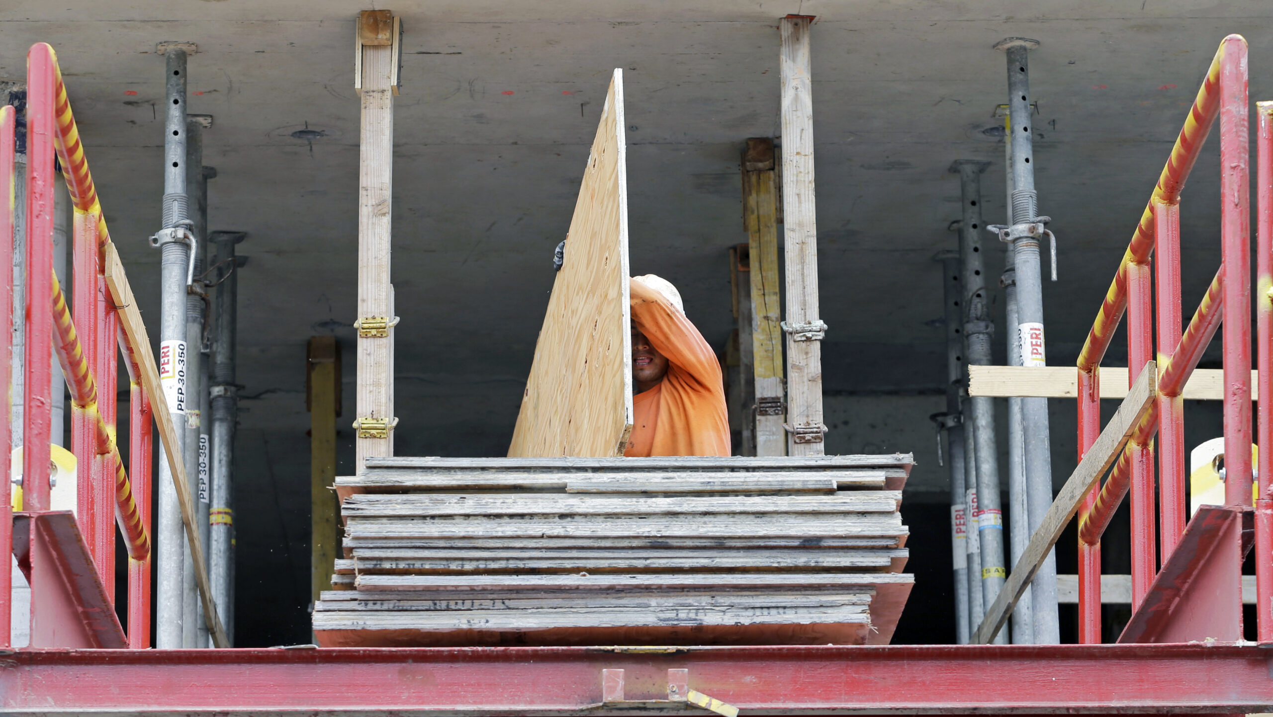 US homebuilder confidence rises in August