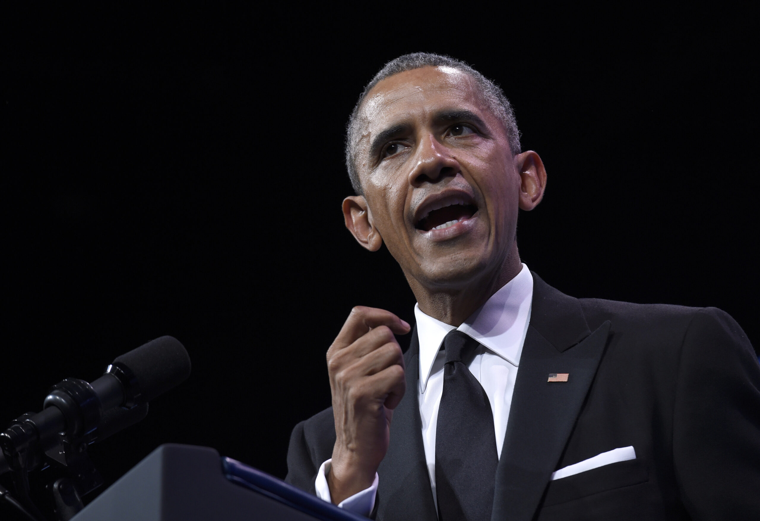 Obama sparks FBI anger over Clinton emails