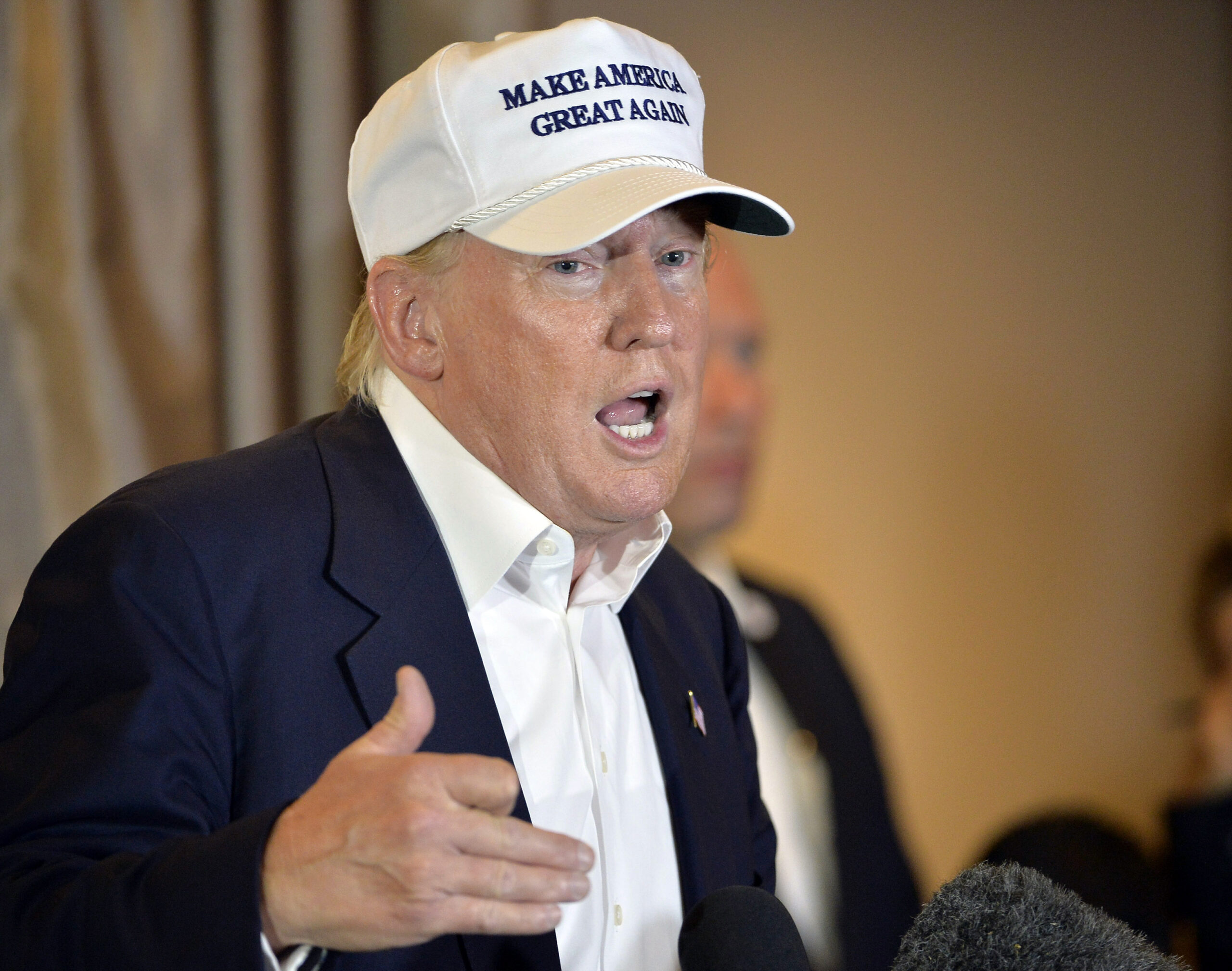 Poll: Trump third-party bid would hand presidency to Clinton