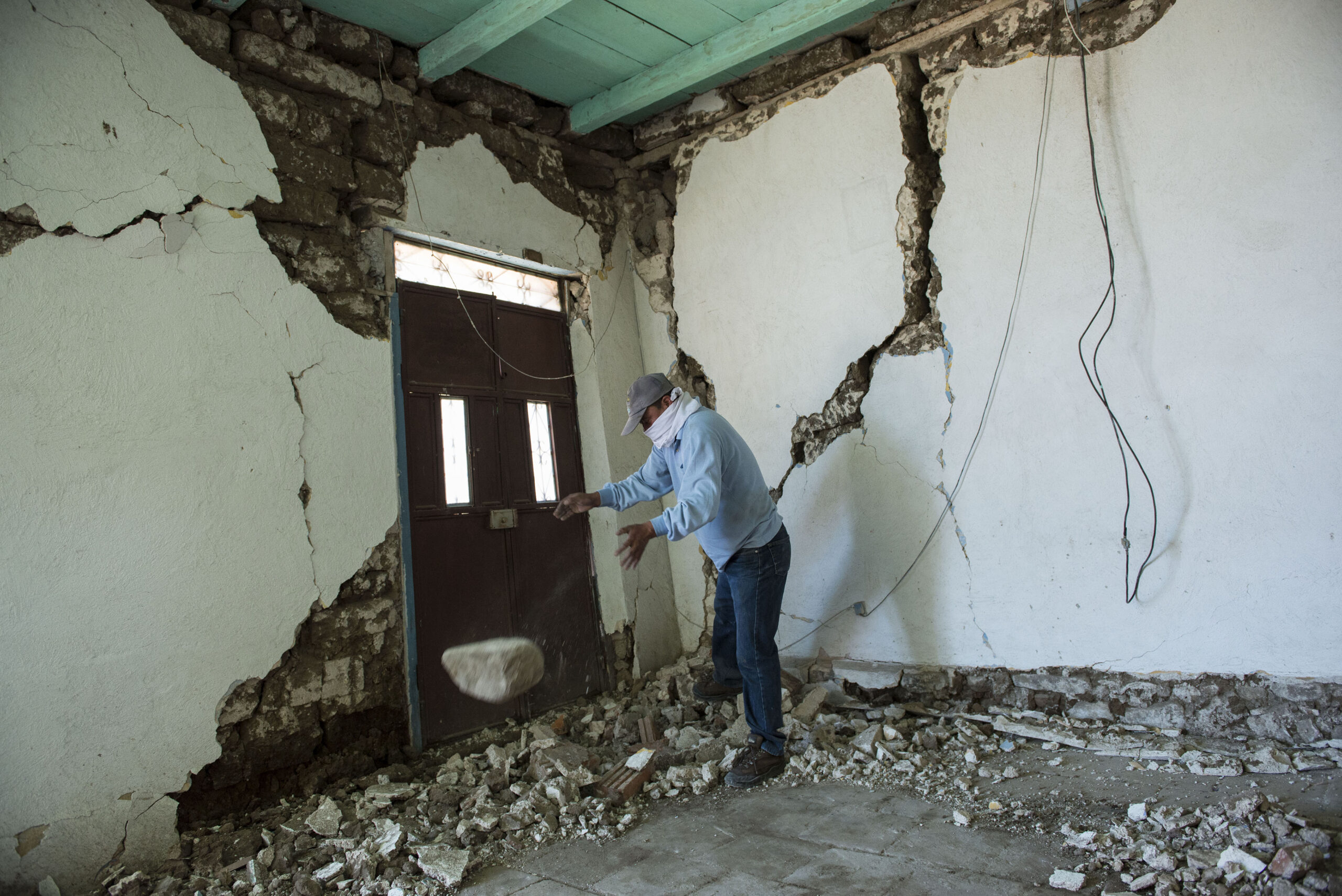 Quake slams Mexico, Guatemala; at least 3 dead