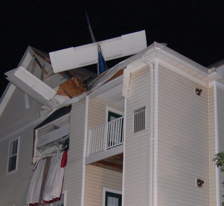 Plane crashes into Herndon apartment building
