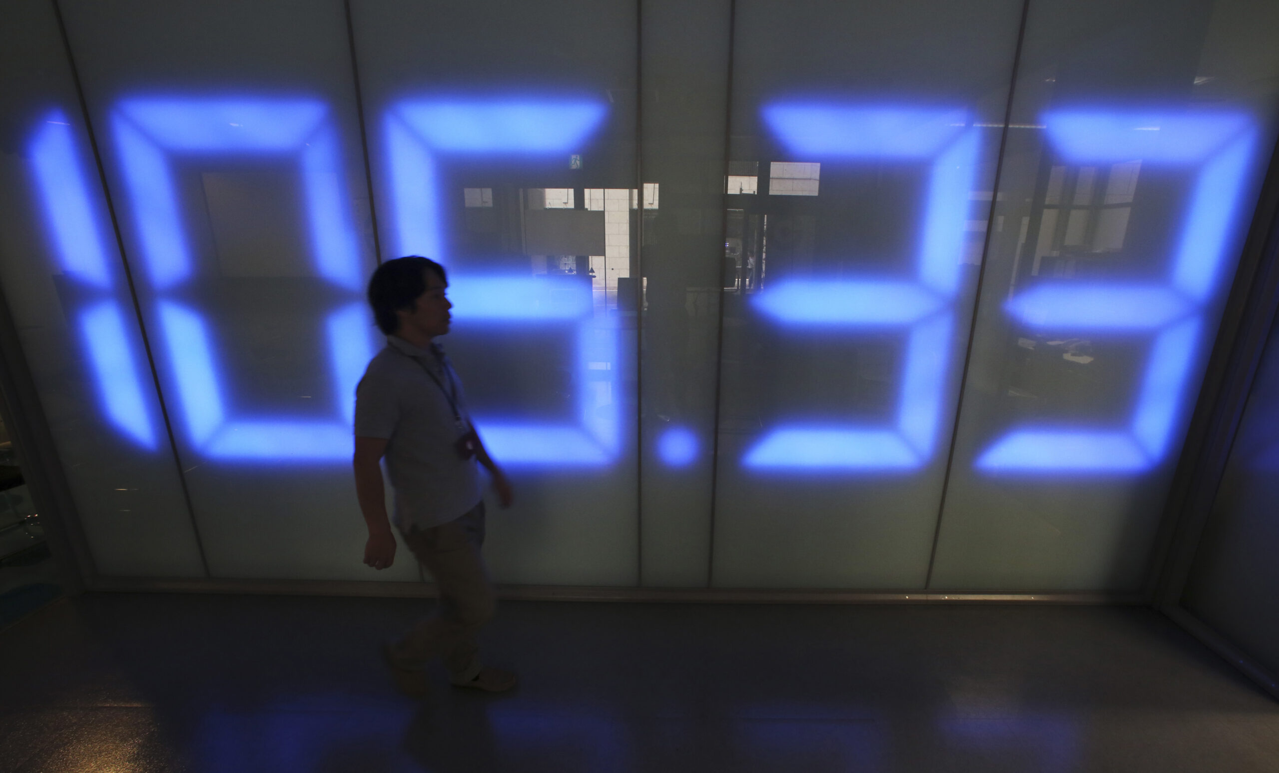 Asia stocks slip ahead of US jobs report; Tokyo up