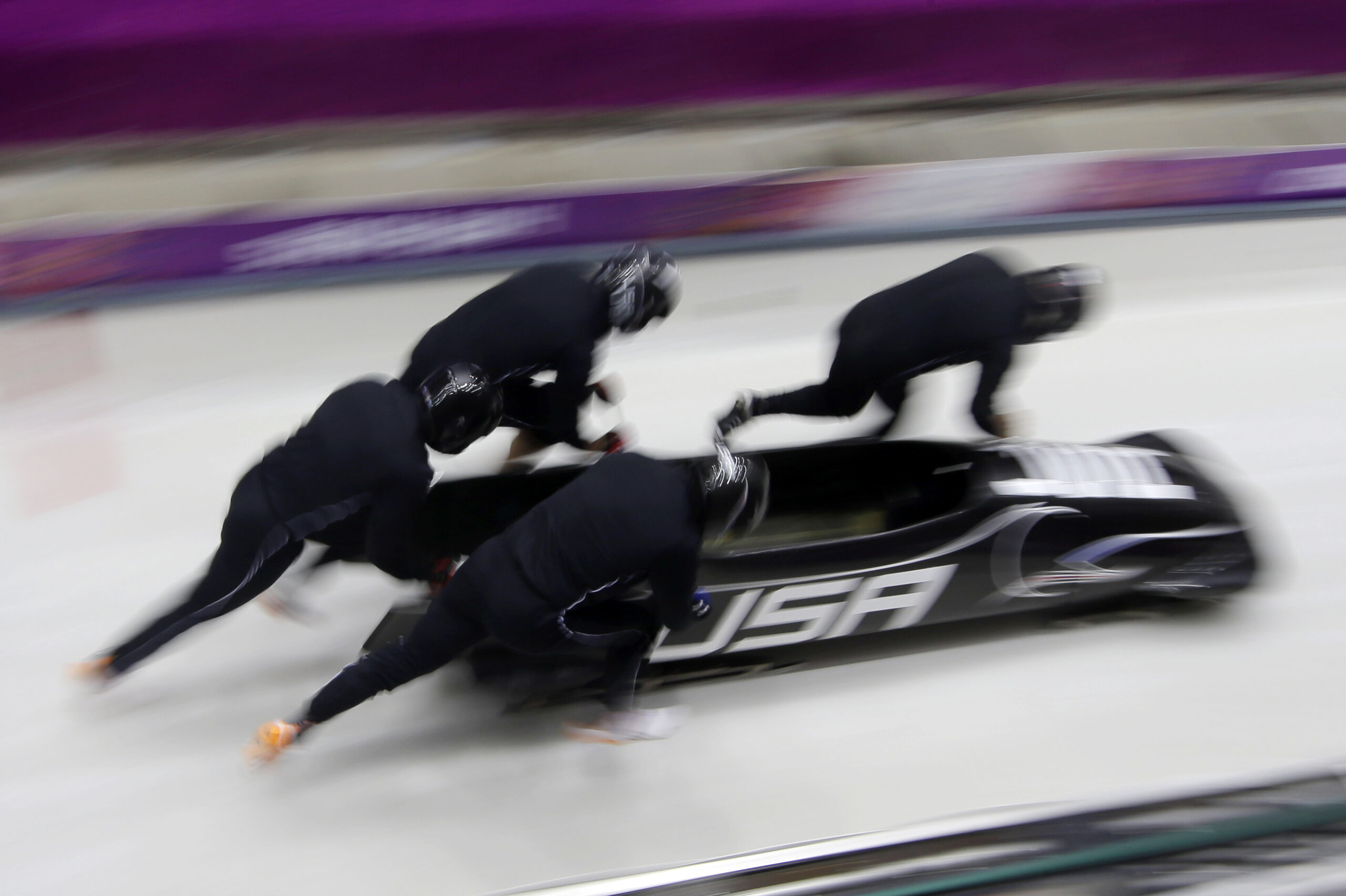US driver Holcomb runs harder on injured calf