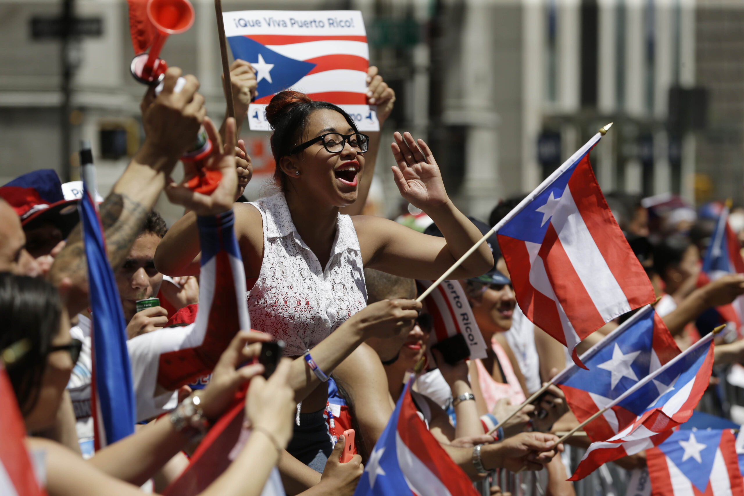 De Blasio leads his 1st Puerto Rican Day Parade