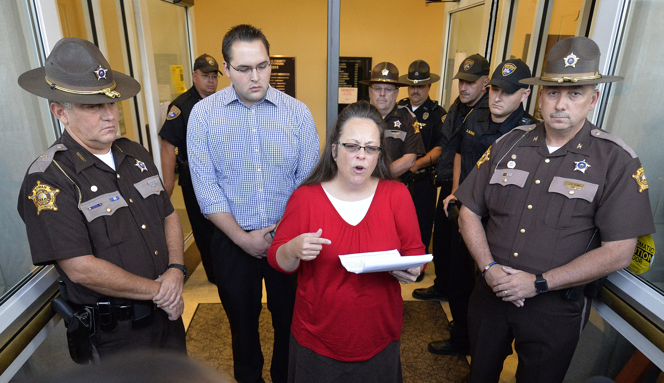 Appeals court breathes new life into same-sex marriage lawsuit against Kim Davis