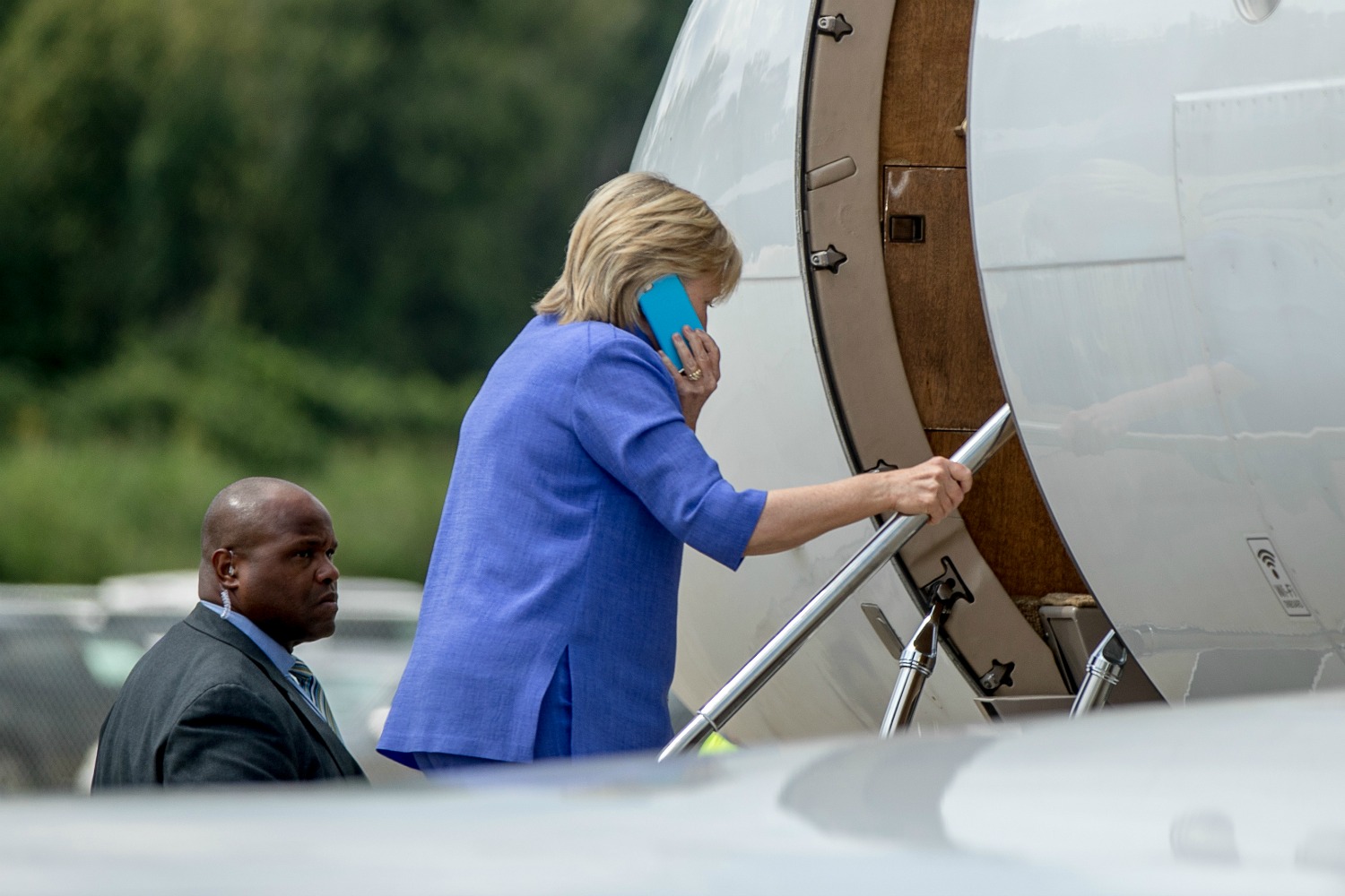 Report: Clinton to allow press on her plane