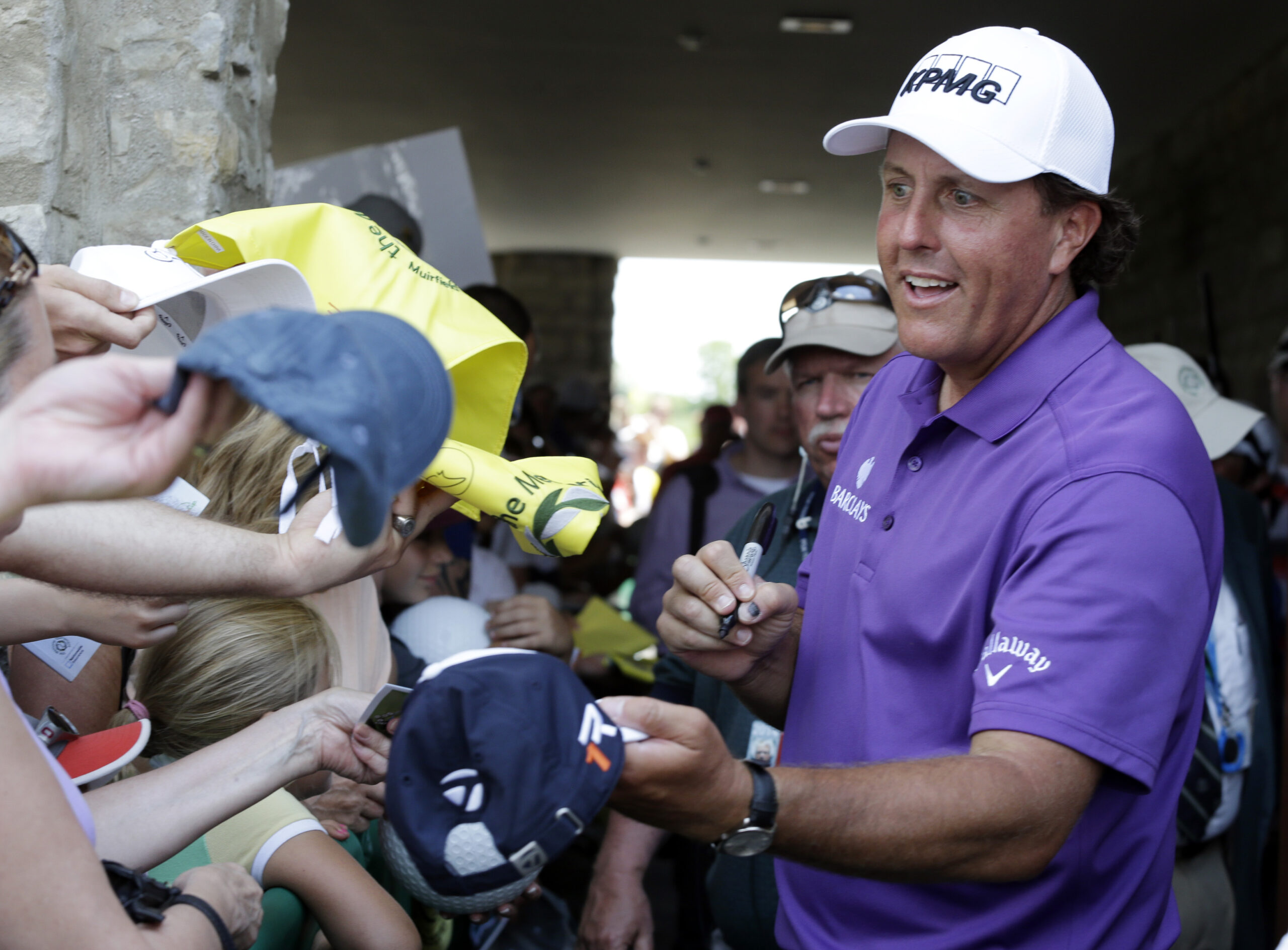 Mickelson says he’s cooperating in trading probe