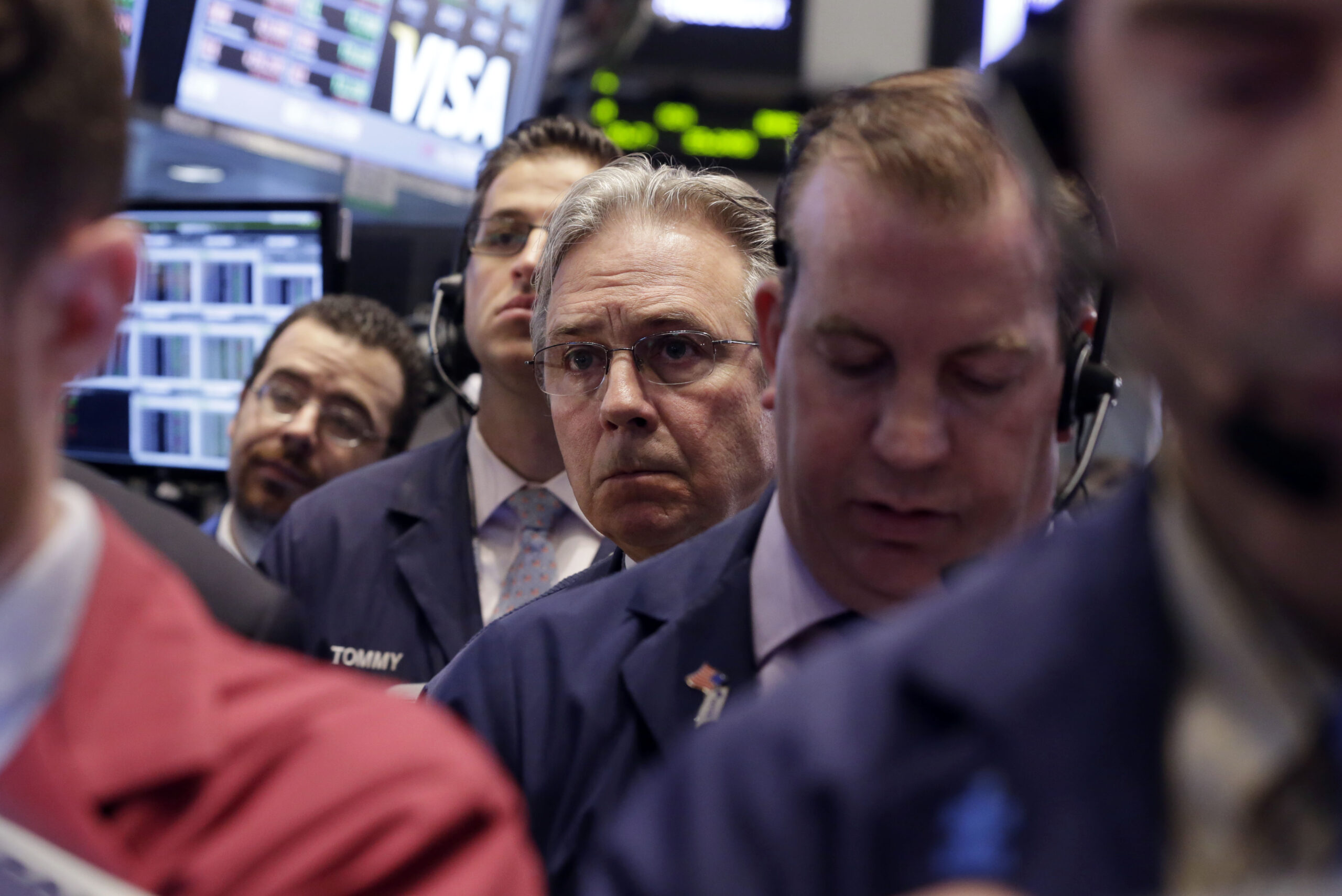 Investors play it safe as doubt over economy rises