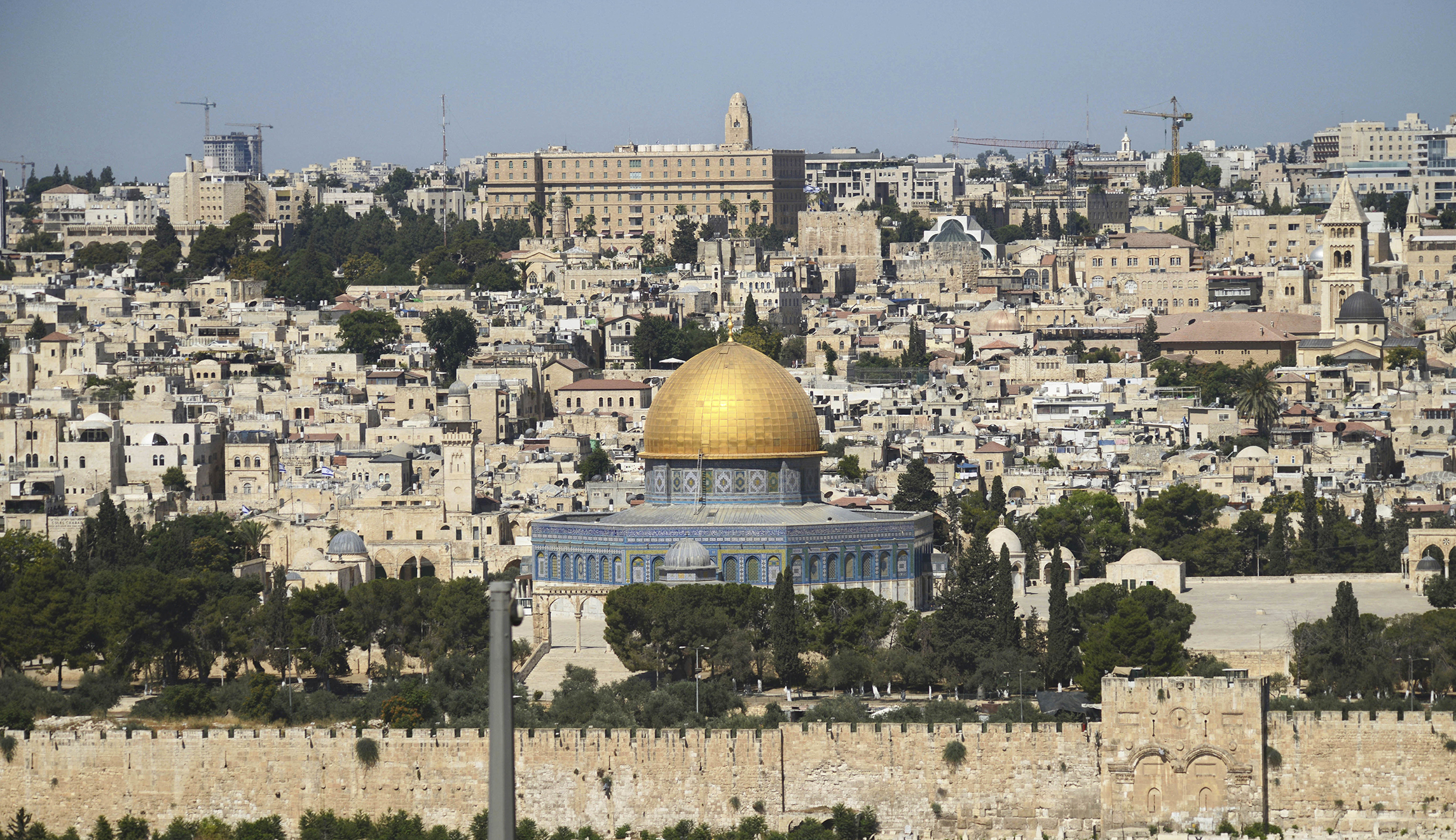 More than 300 Palestinians and 21 Israeli officers injured in holy site clash