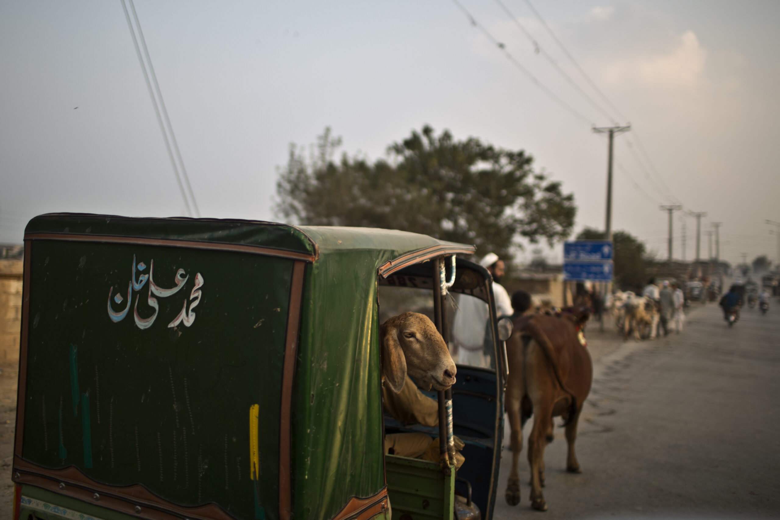 Suicide attack, bomb blast in Pakistan kill 10