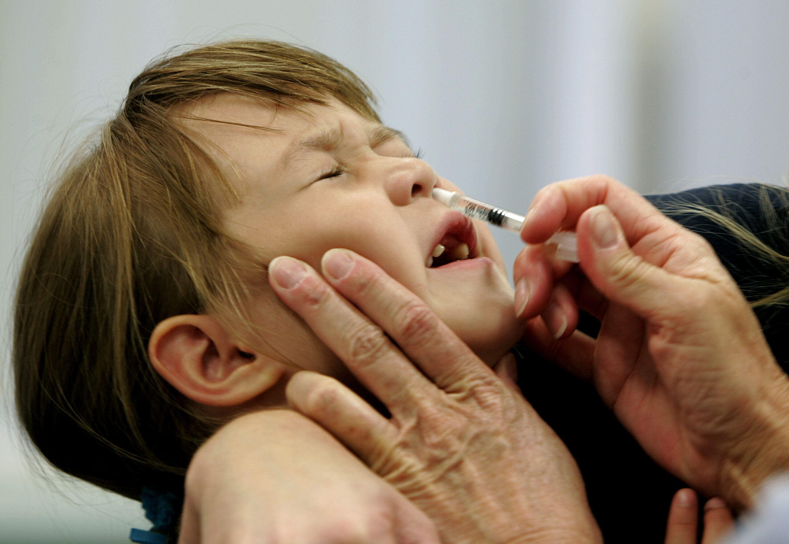 Panel: Flu spray better than shots for young kids