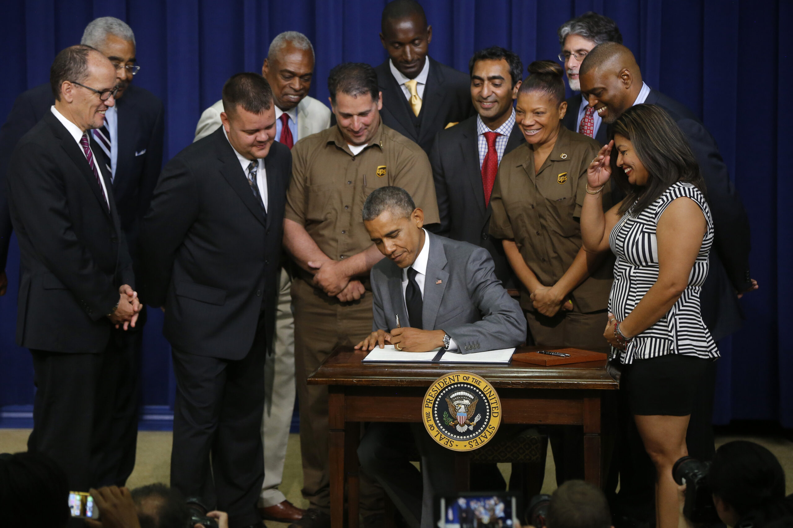 Obama order presses contractors to obey labor laws