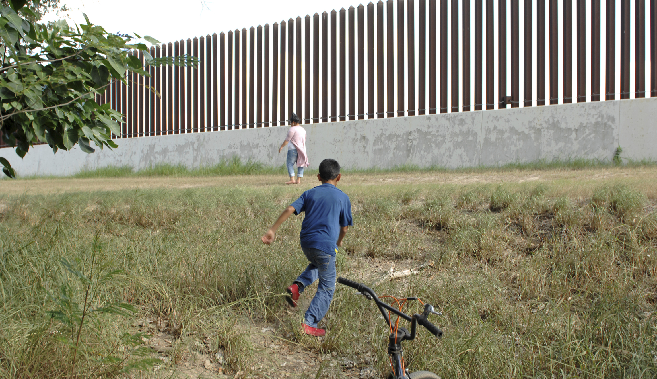 Trump wants see-through border wall so agents don’t get hit by 60-pound ‘sacks of drugs’