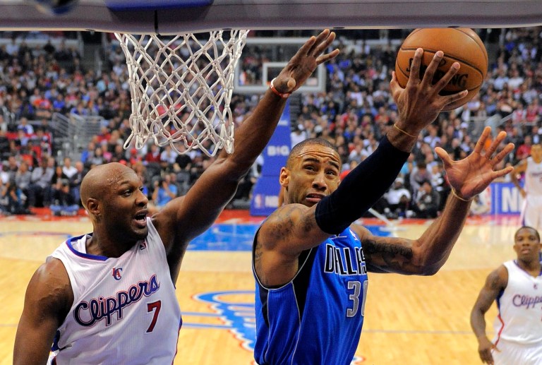   Dallas Mavericks guard Dahntay Jones, right, shoots as Los Angeles Clippers forward Lamar Odom defends during the first half of their NBA basketball game, Wednesday, Dec. 5, 2012, in Los Angeles. (AP Photo/Mark J. Terrill)  