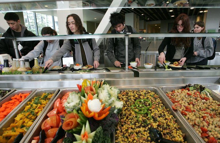 The bill would require the secretary of Agriculture to create a plan for promoting salad bars in schools. (Getty Images)