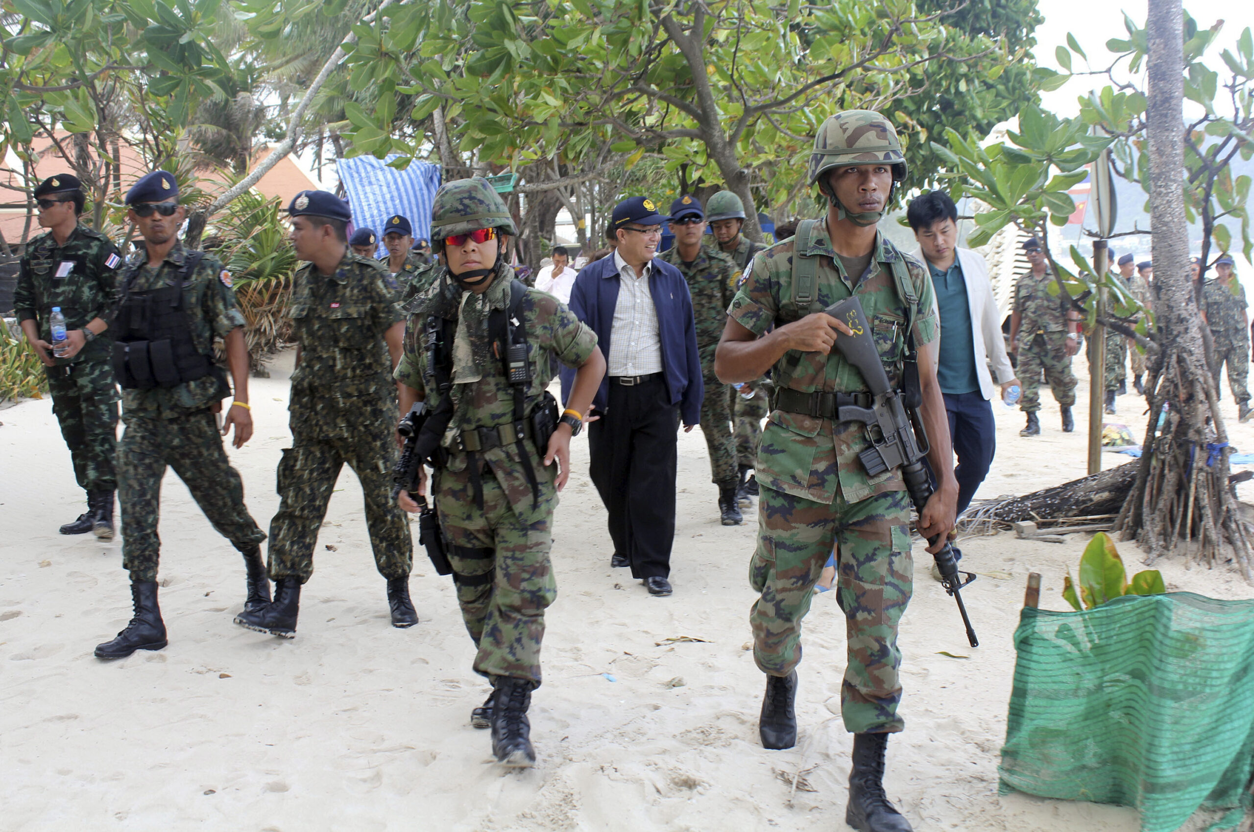 Thai soldiers hit the beach in cleanup campaign