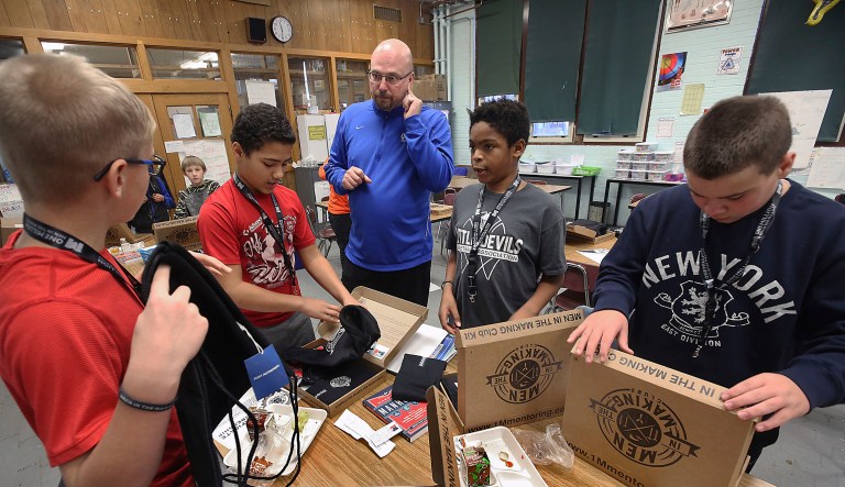 Trump celebrates National Mentoring Month, encourages youth volunteering