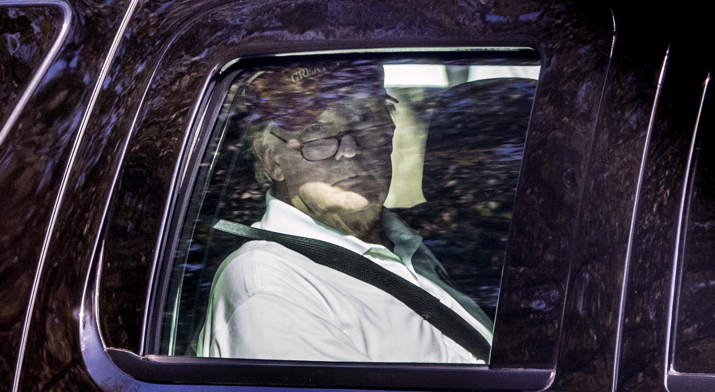 Photo of Trump peering over glasses turns heads