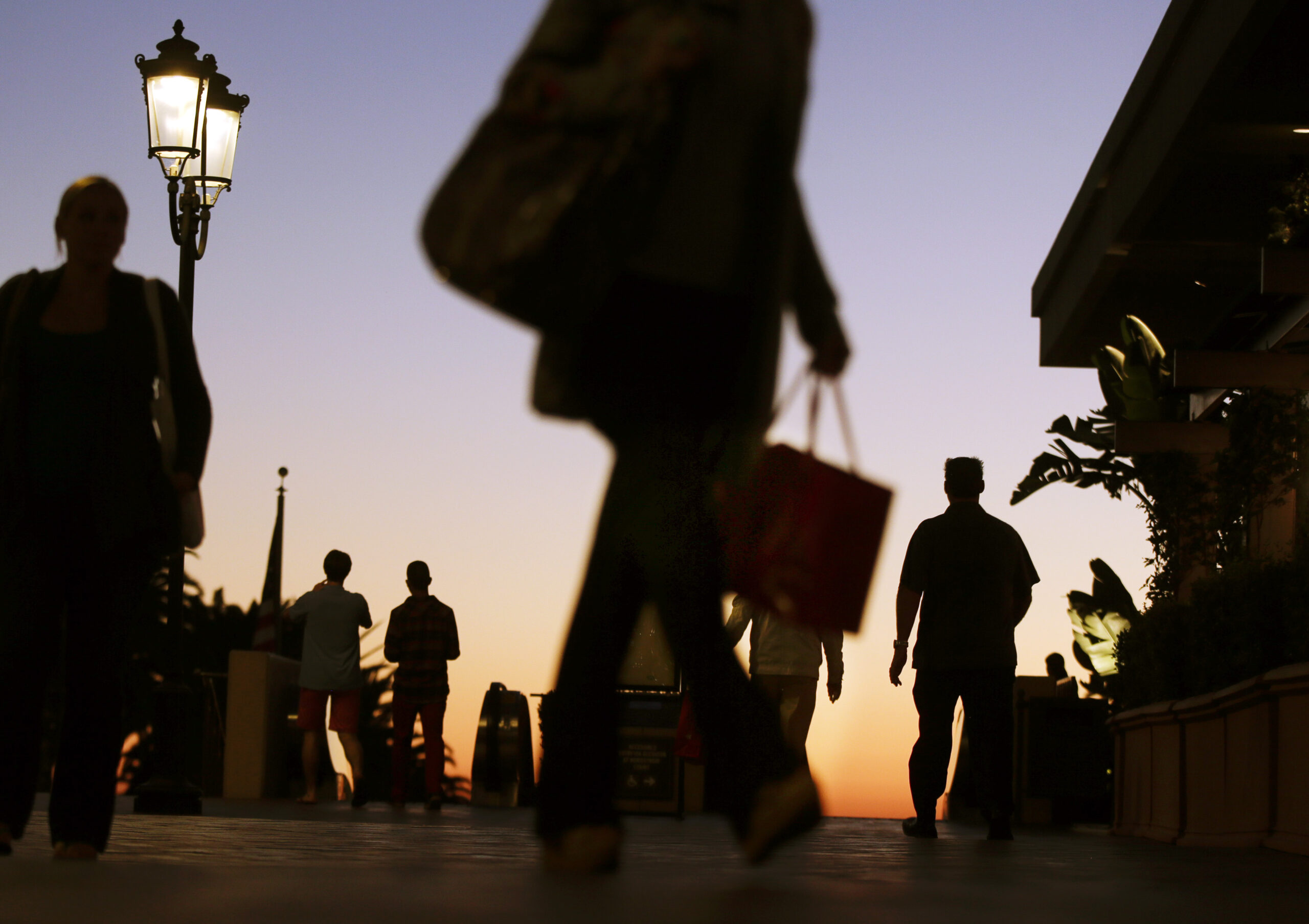US holiday retail sales growth weakest since 2008