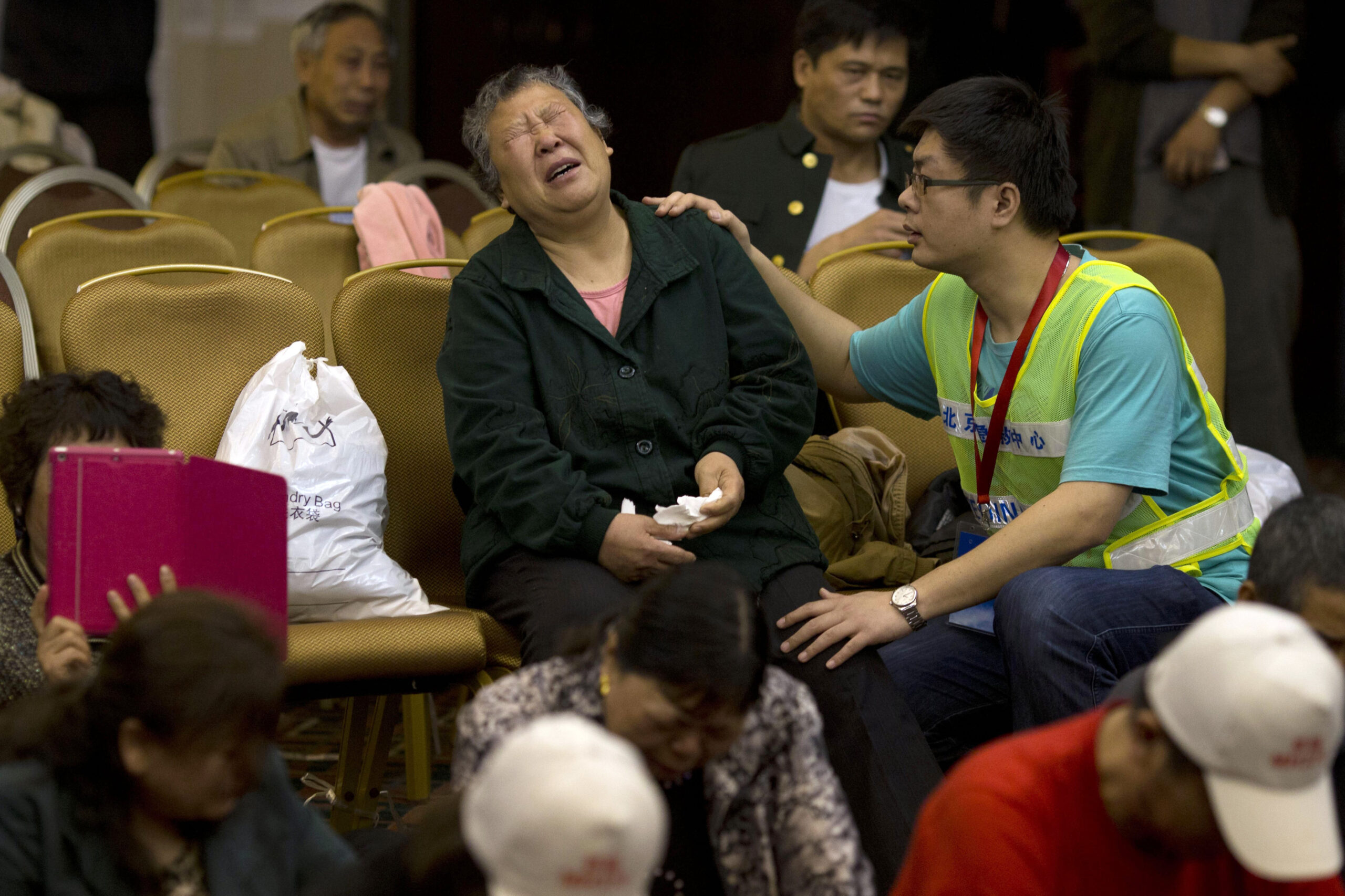 Chinese relatives pray over lost Malaysian plane