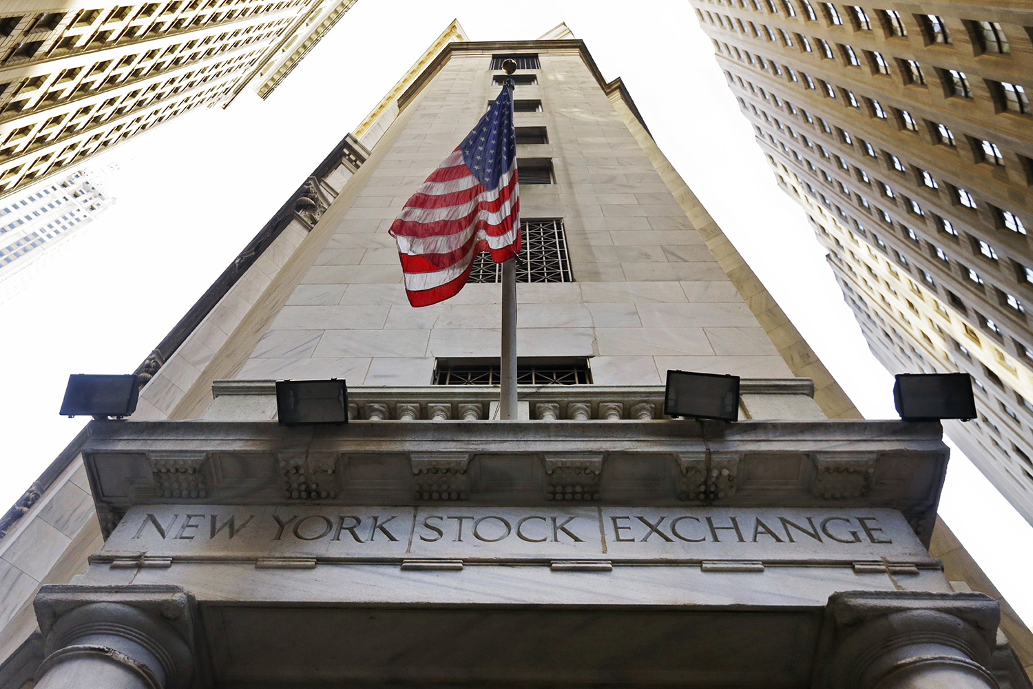 U.S. economy skates through Brexit unscathed