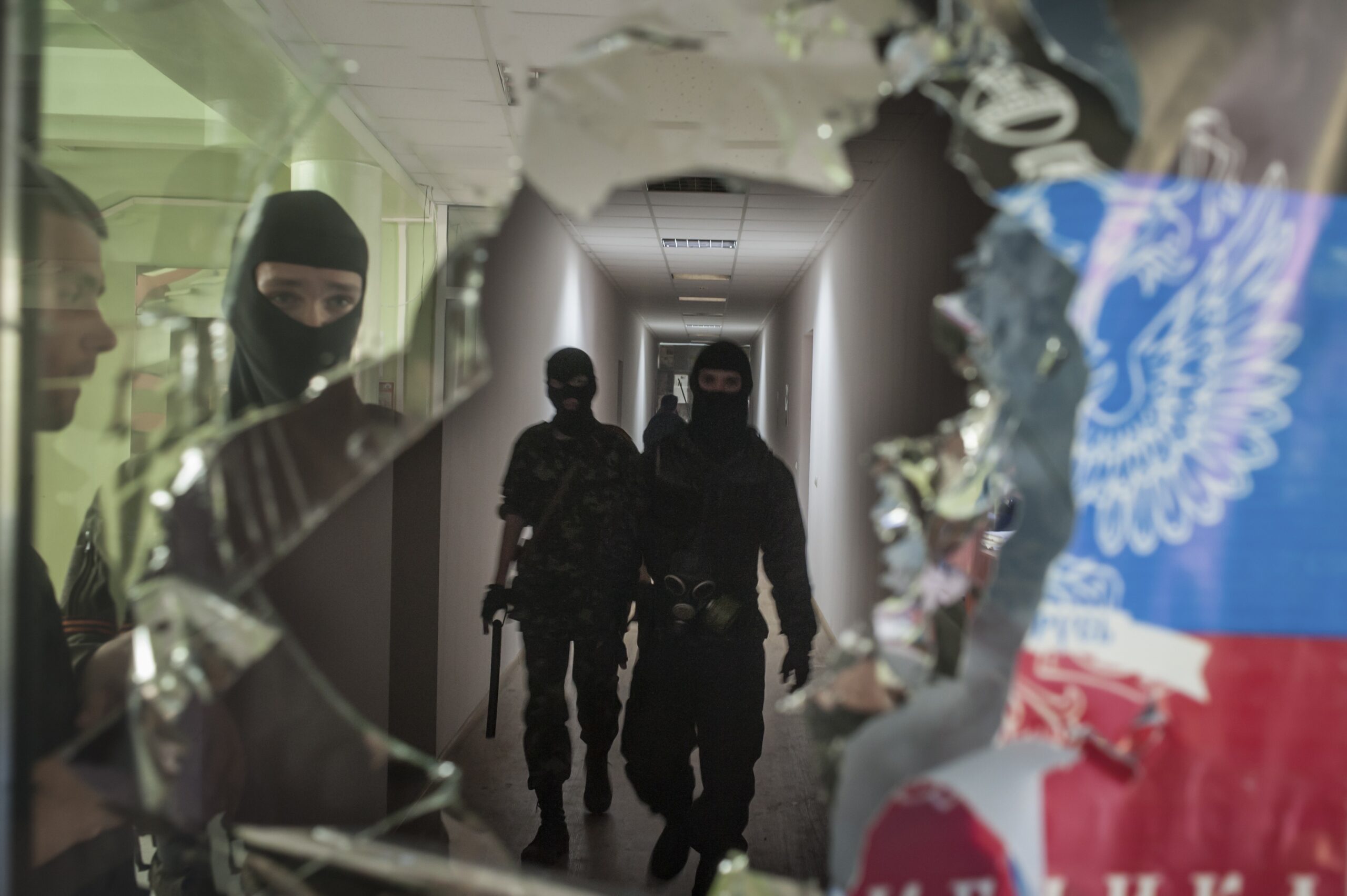 Kerry presses Russia to help free team in Ukraine