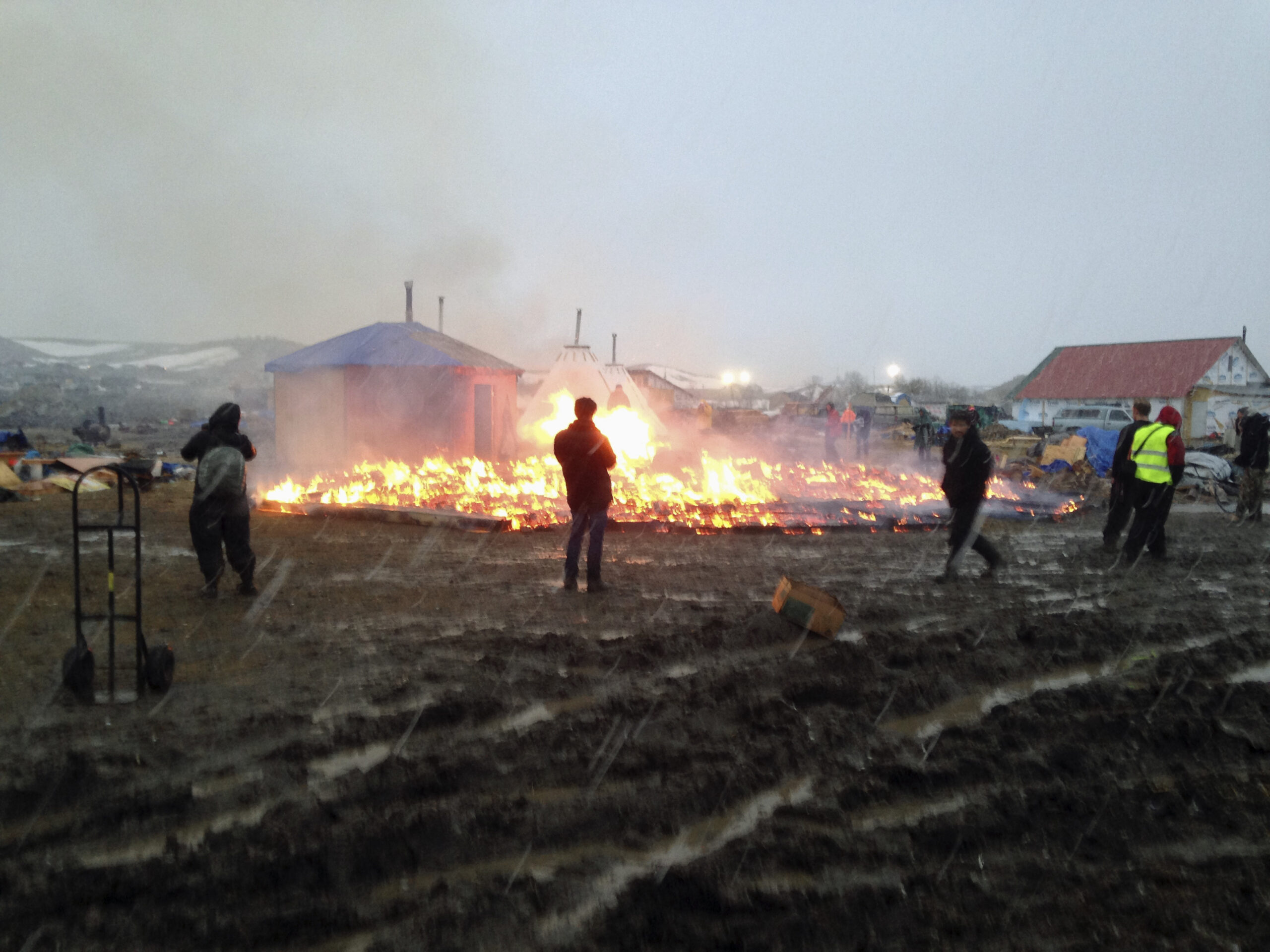 Dakota Access protesters set fire to camp