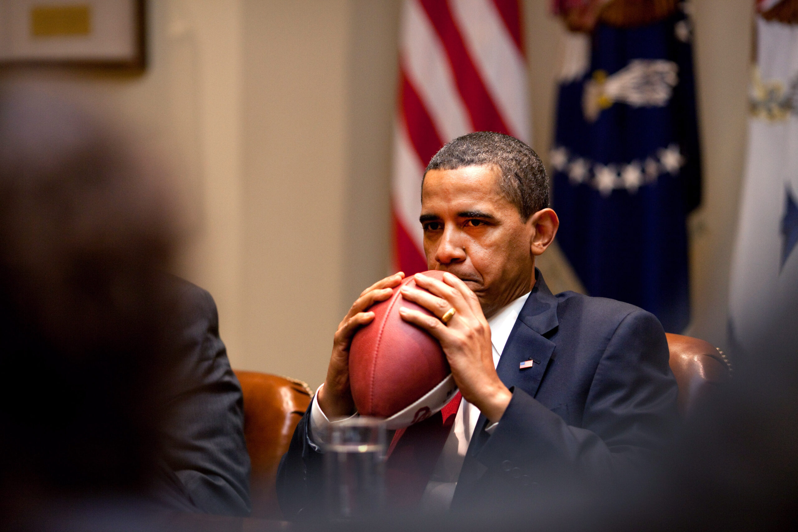 Obama predicts close game in Super Bowl