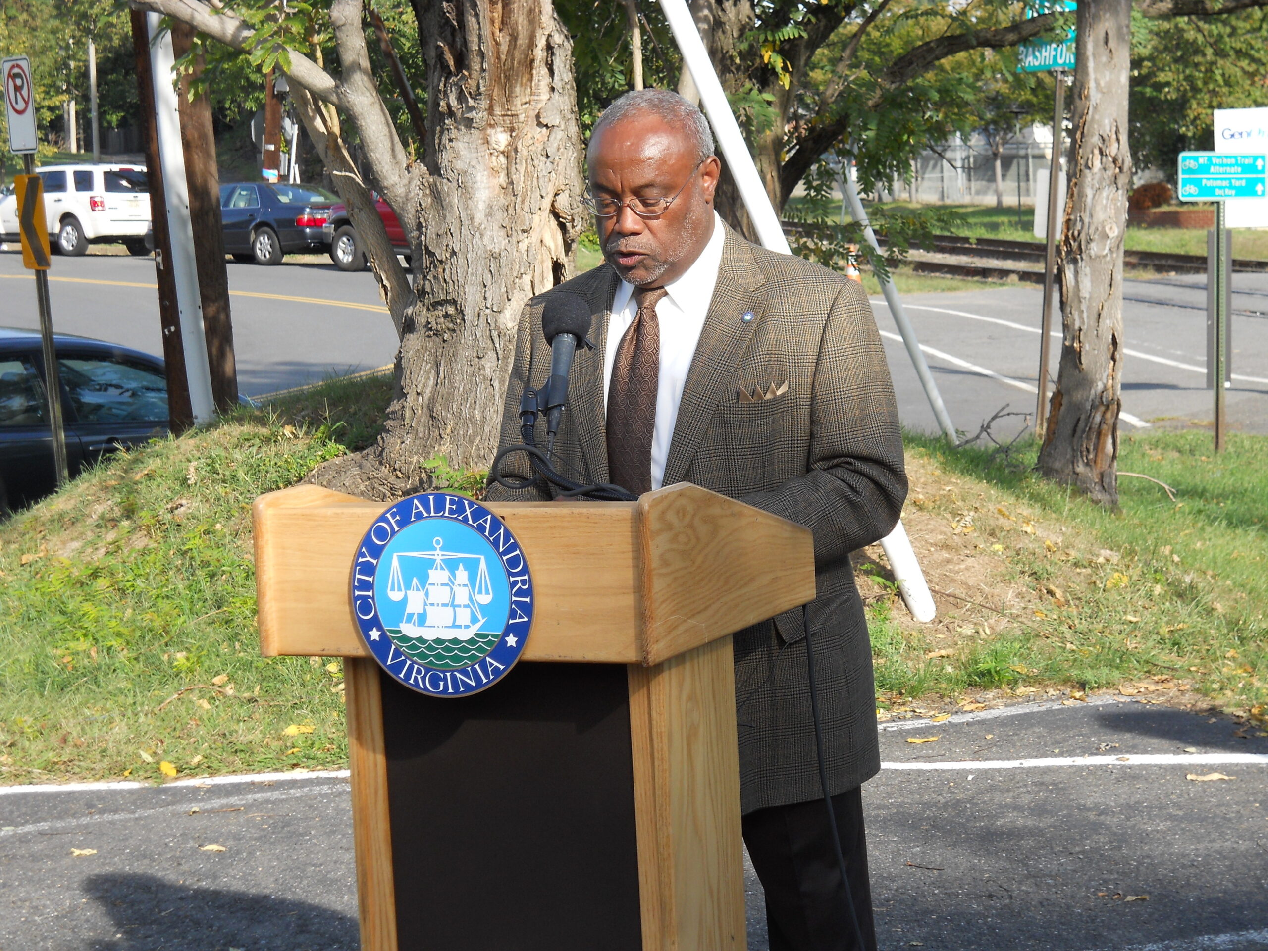 Alexandria mayor urges patience with slaying investigation involving Arlington officer