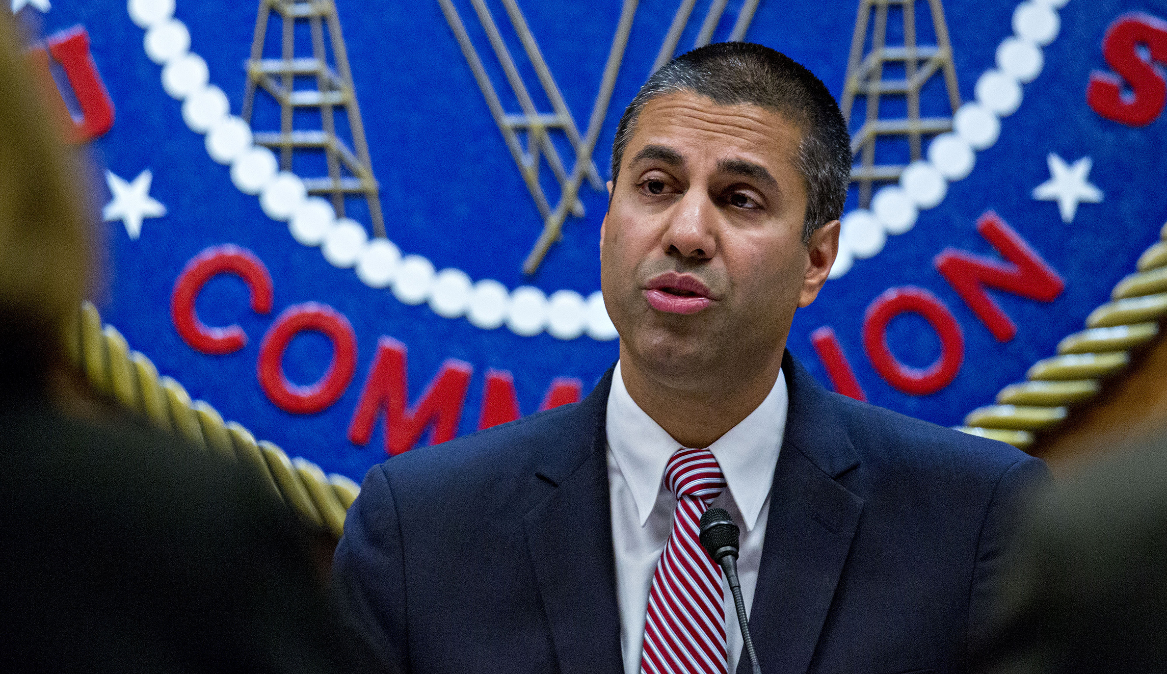 FCC votes to kill net neutrality rules