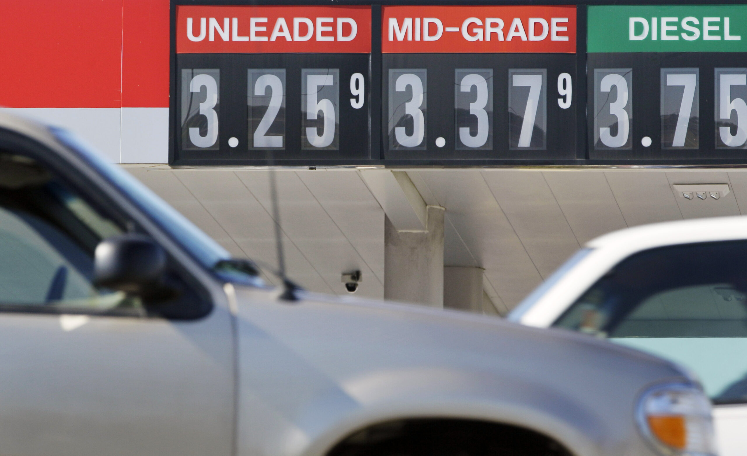 Gasoline prices soon to hit low point for 2012