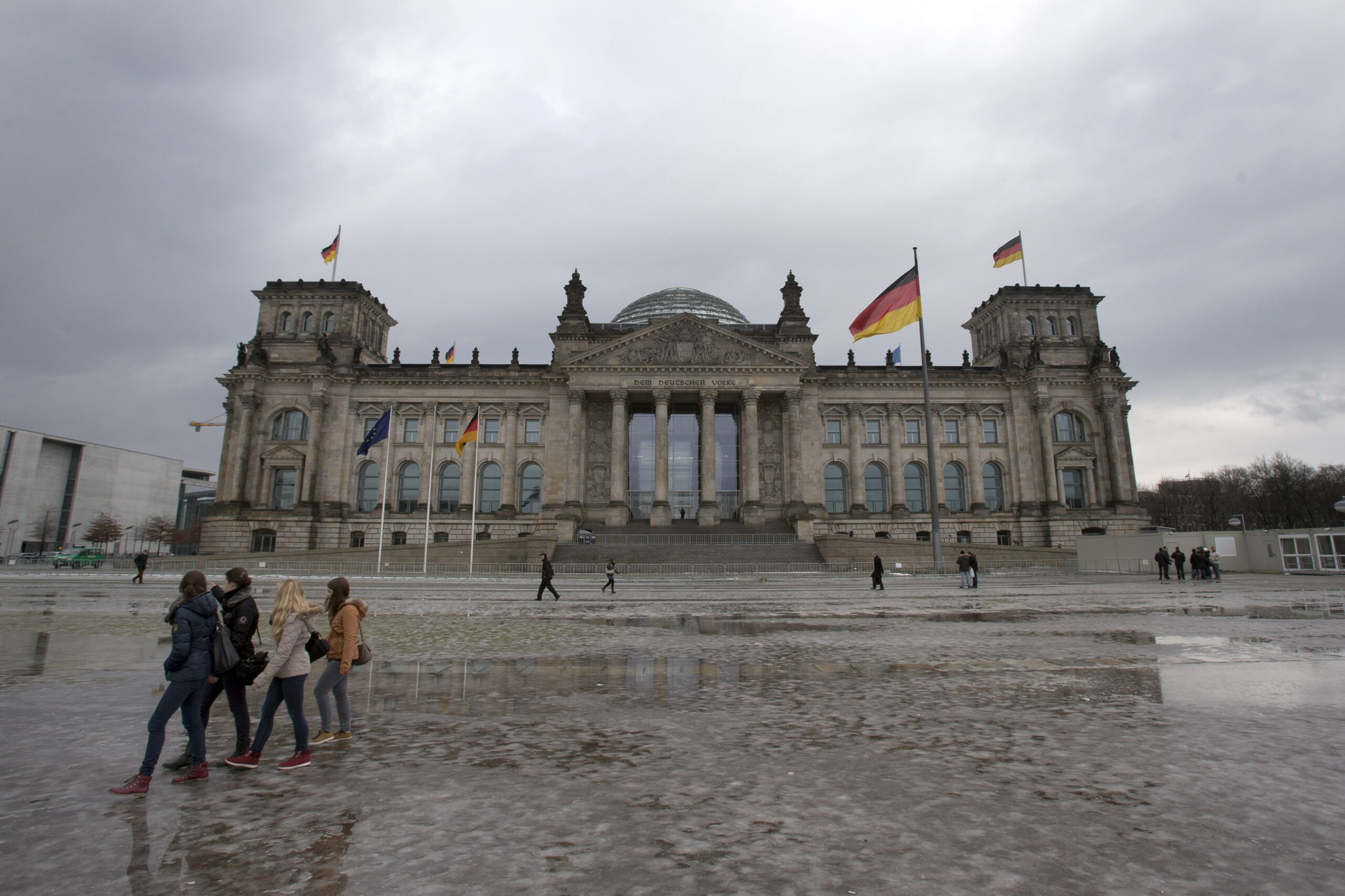 Molotov cocktail throw at Berlin’s Reichstag