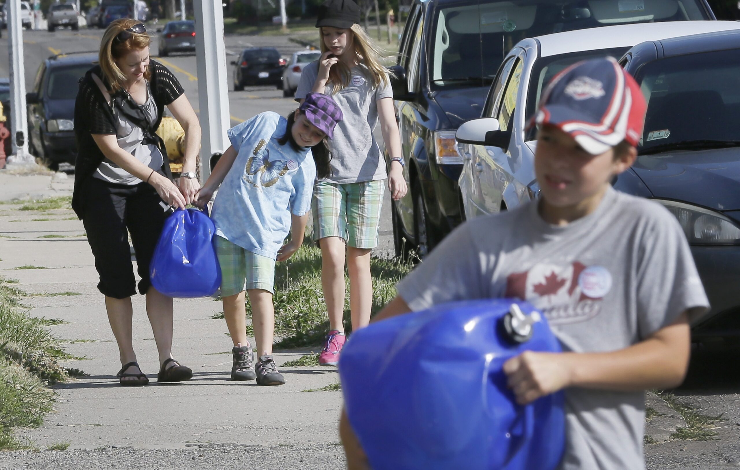 Eau Canada: Caravan totes water to Detroit