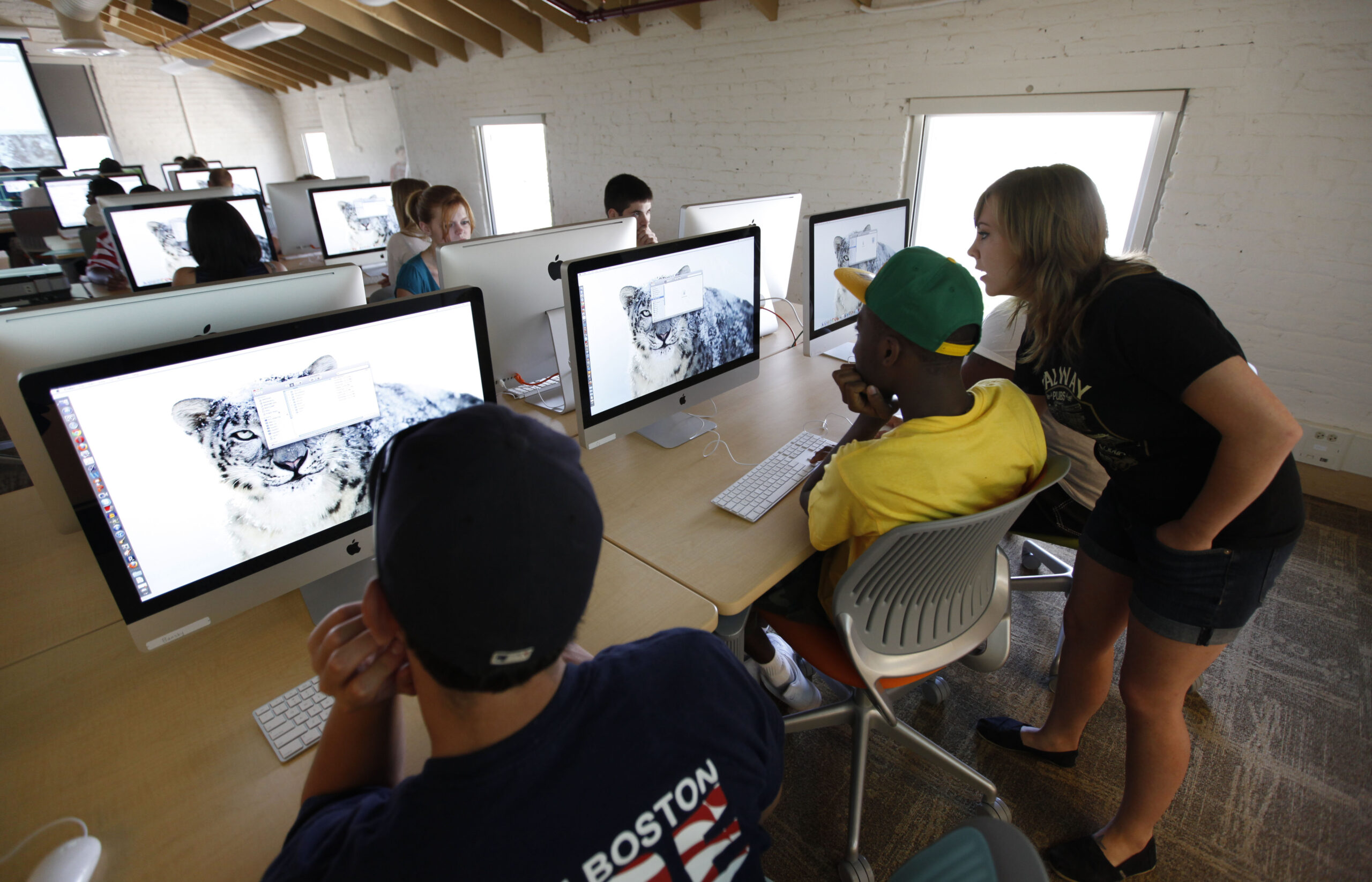 Study: College students learn better with same-race TAs