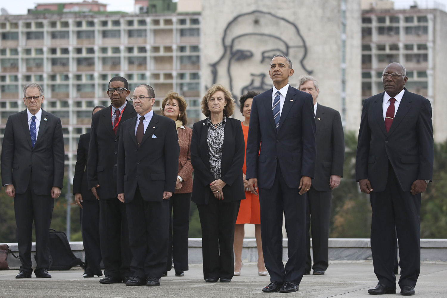 ‘A disgrace’: Obama stands in front of Che Guevara sculpture during photo op