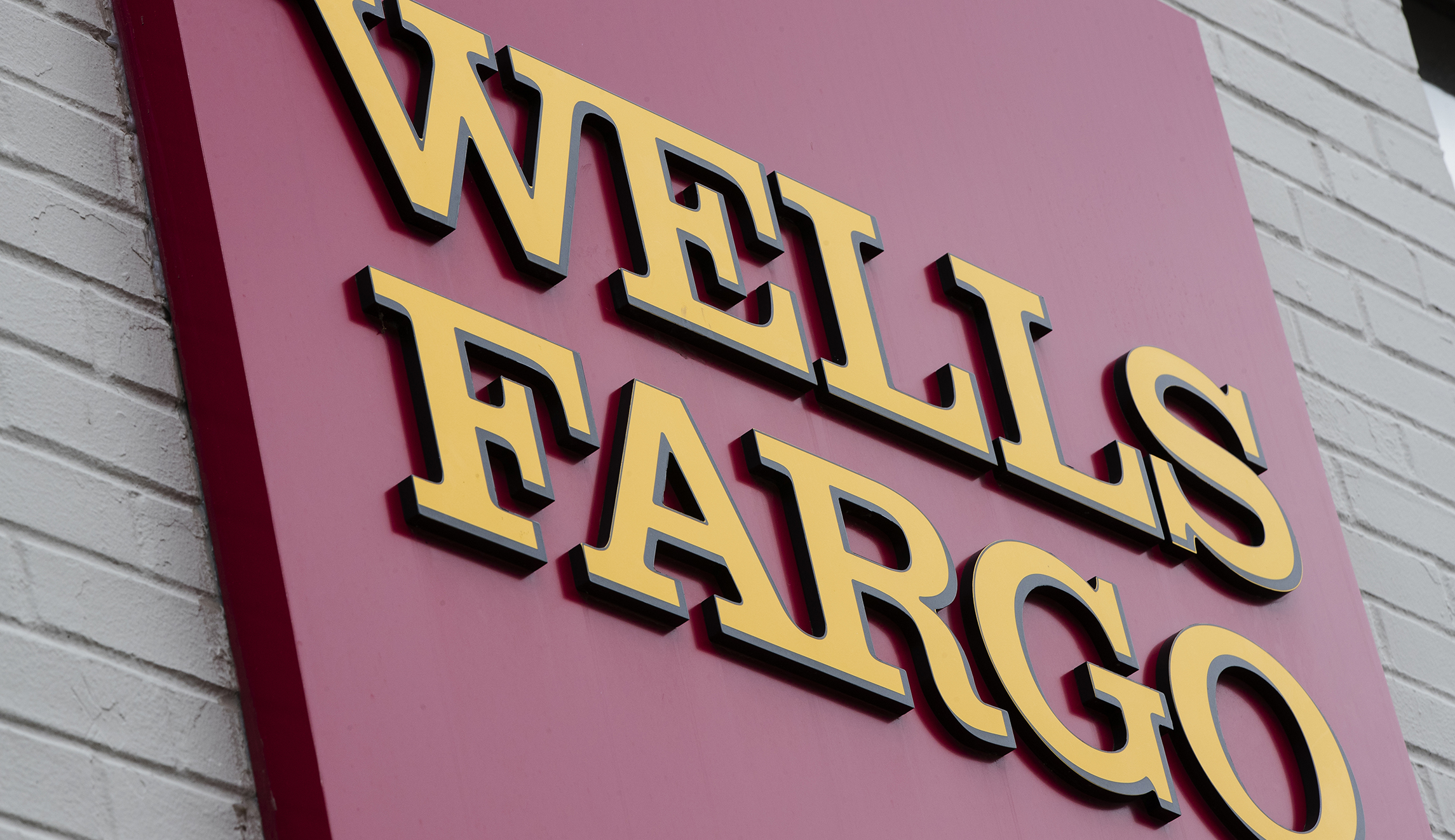Community bank group sides with Elizabeth Warren, calls for removal of Wells Fargo’s board