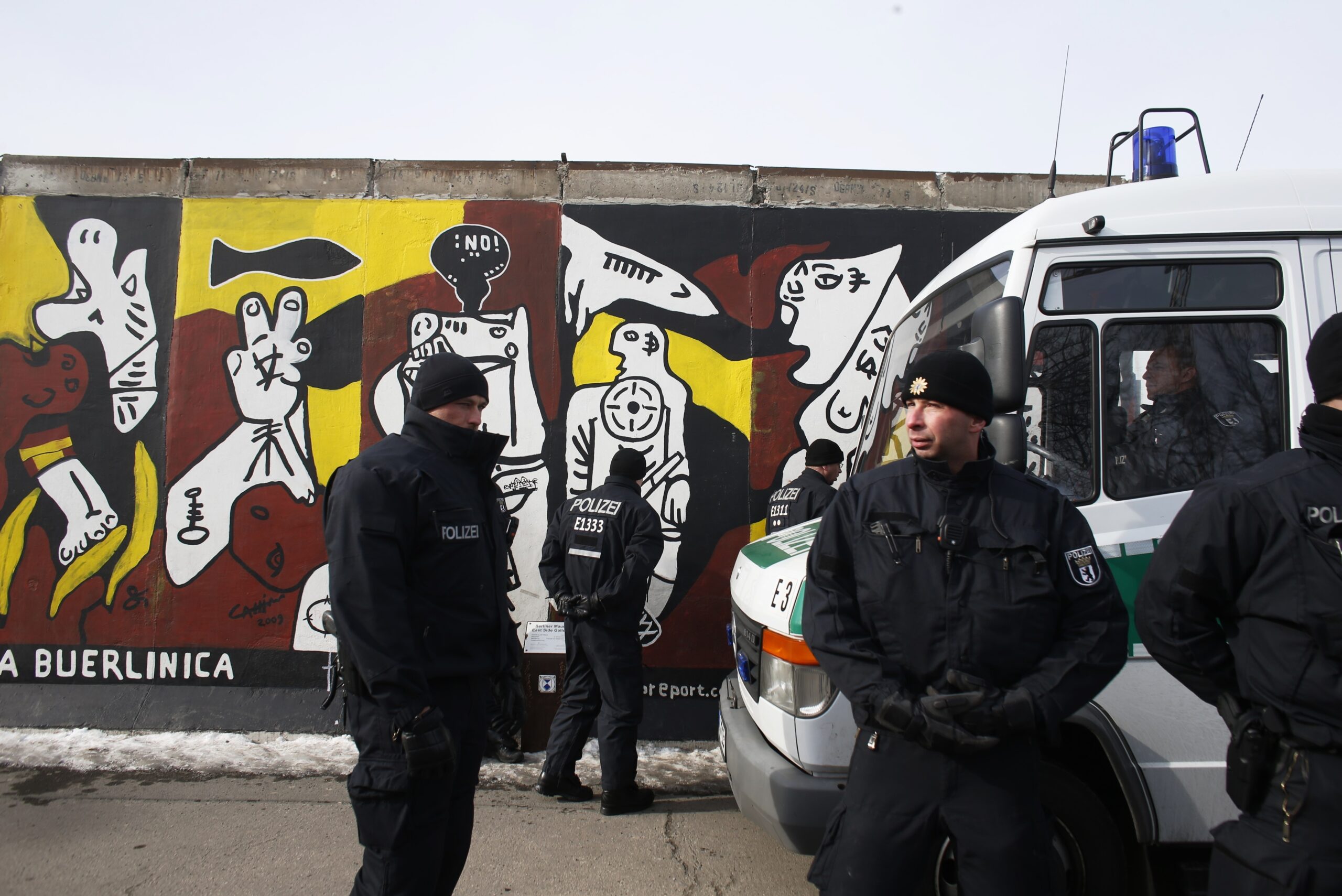 Part of Berlin Wall removed in pre-dawn operation
