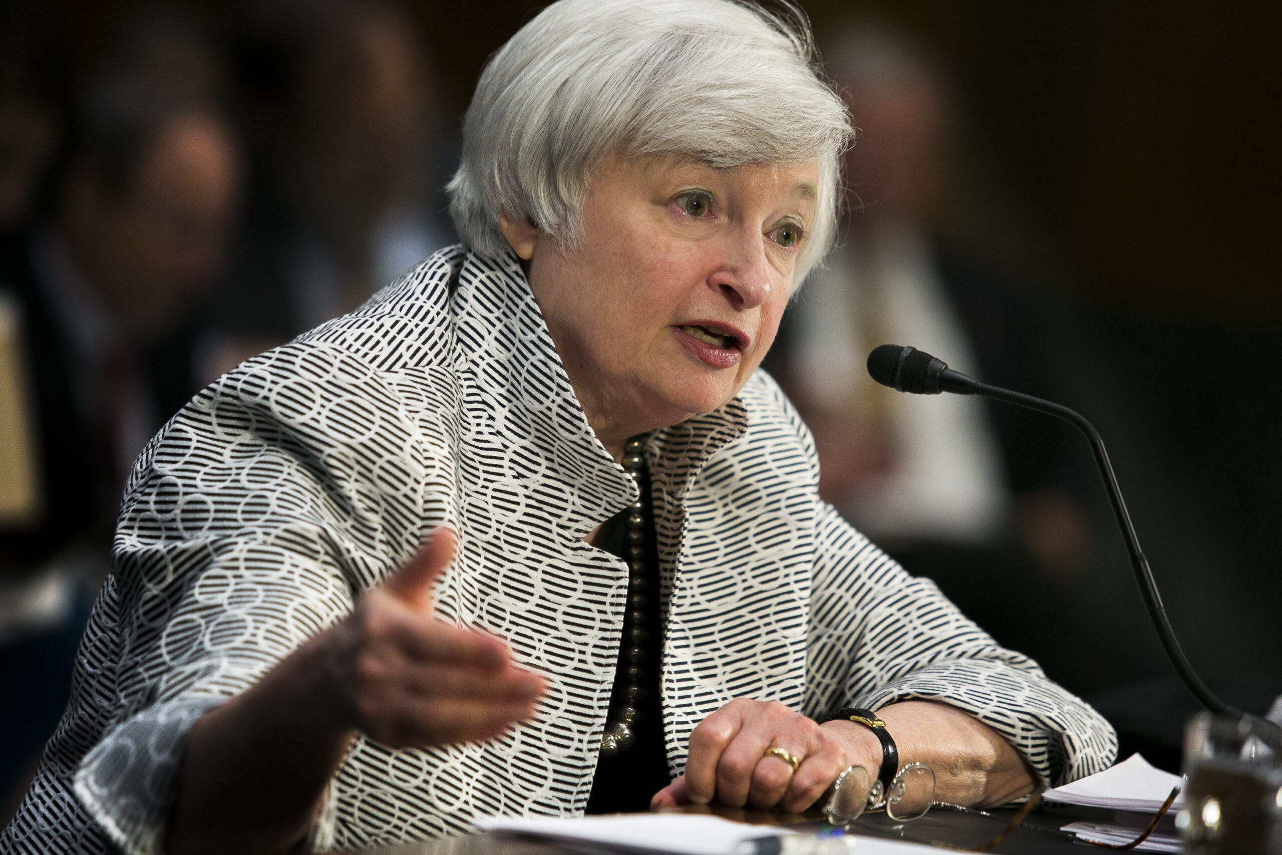 Elizabeth Warren grills Fed Chairwoman Janet Yellen on crucial too-big-to-fail question