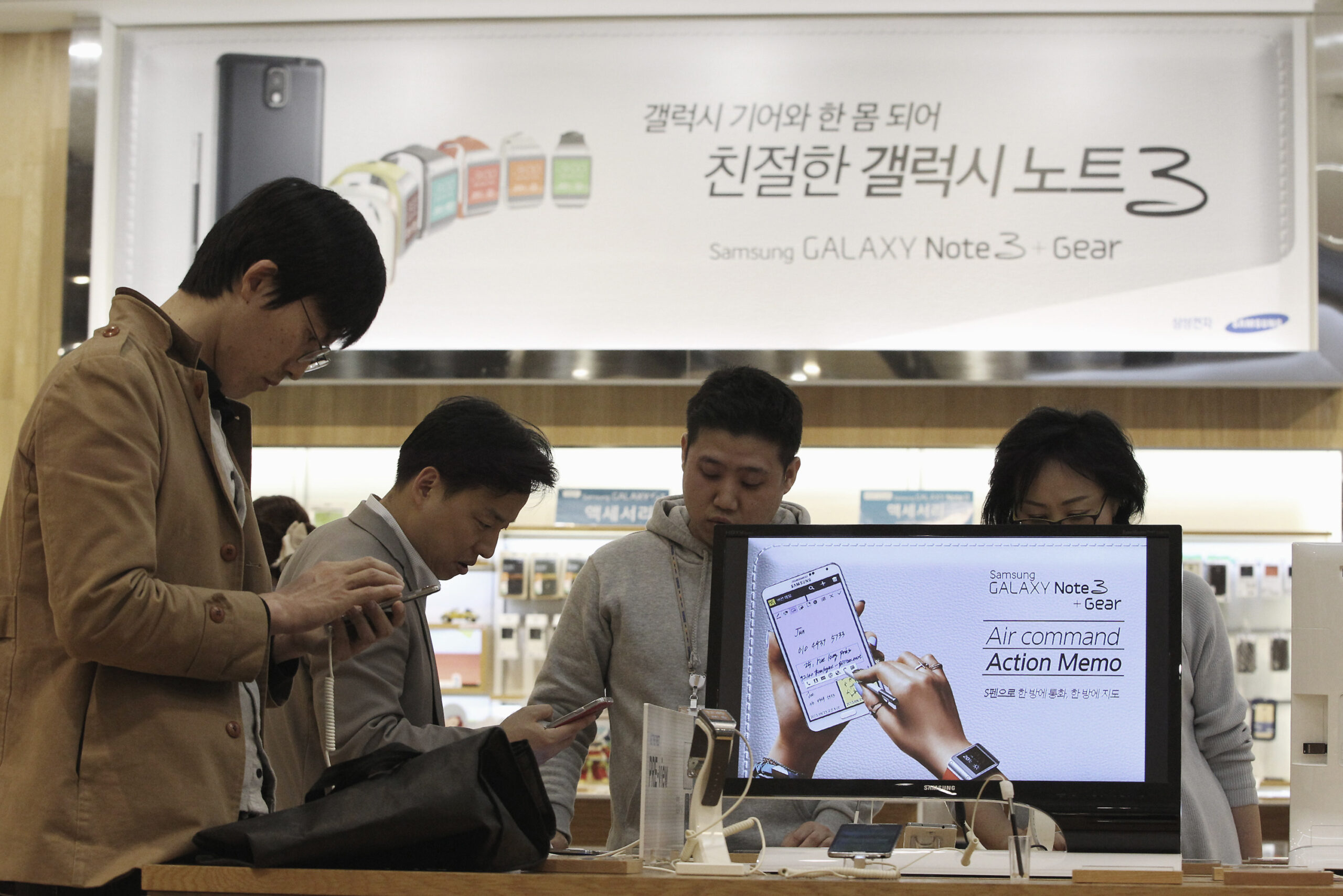 Samsung’s profit falls as smartphones get cheaper