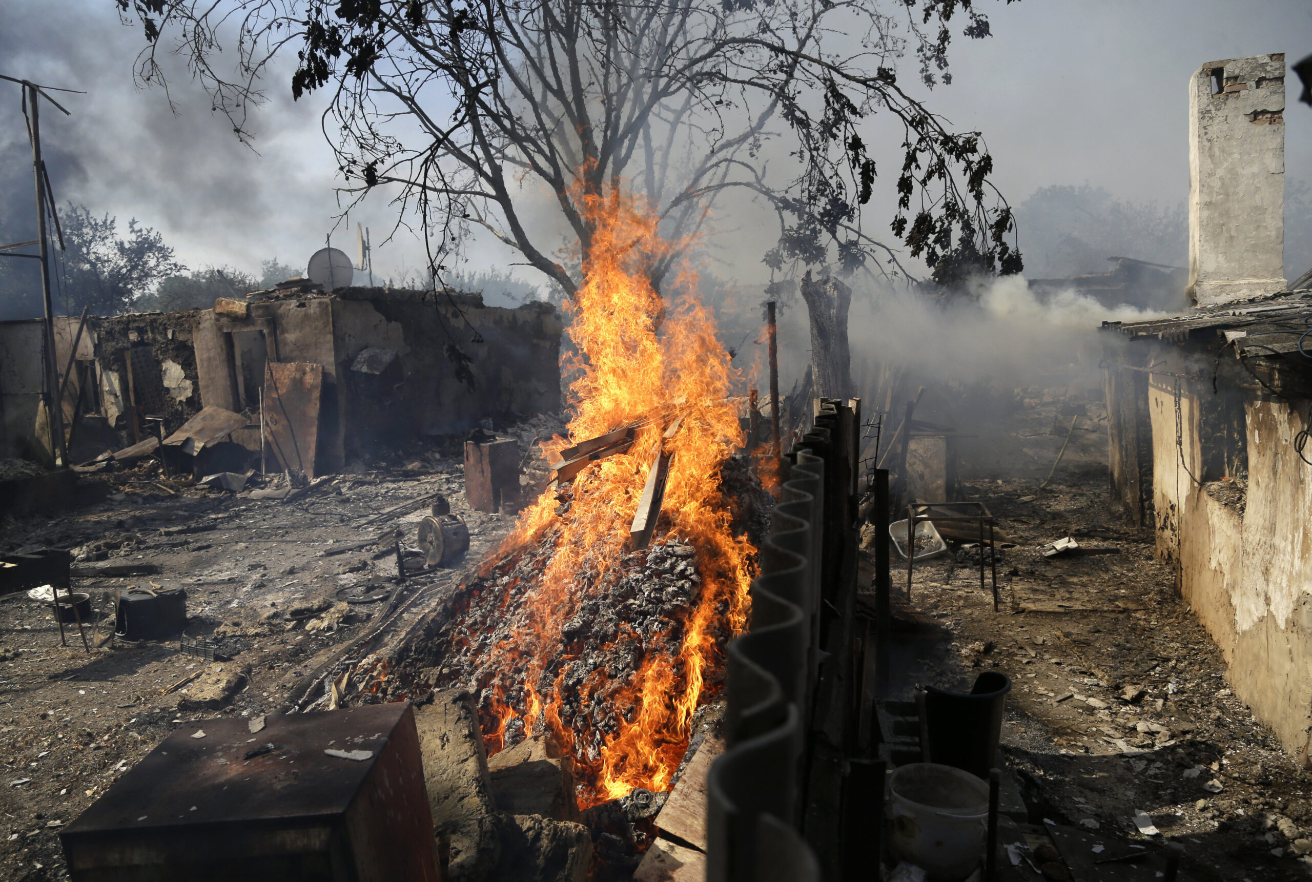 Ukraine shelling claims lives, sets houses ablaze