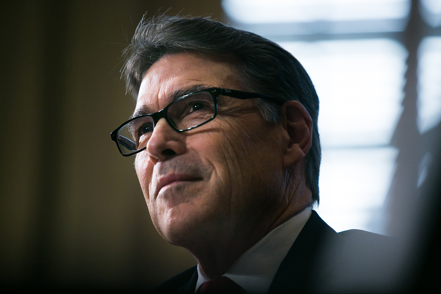 States, environmentalists threaten to sue Perry for delaying energy rules