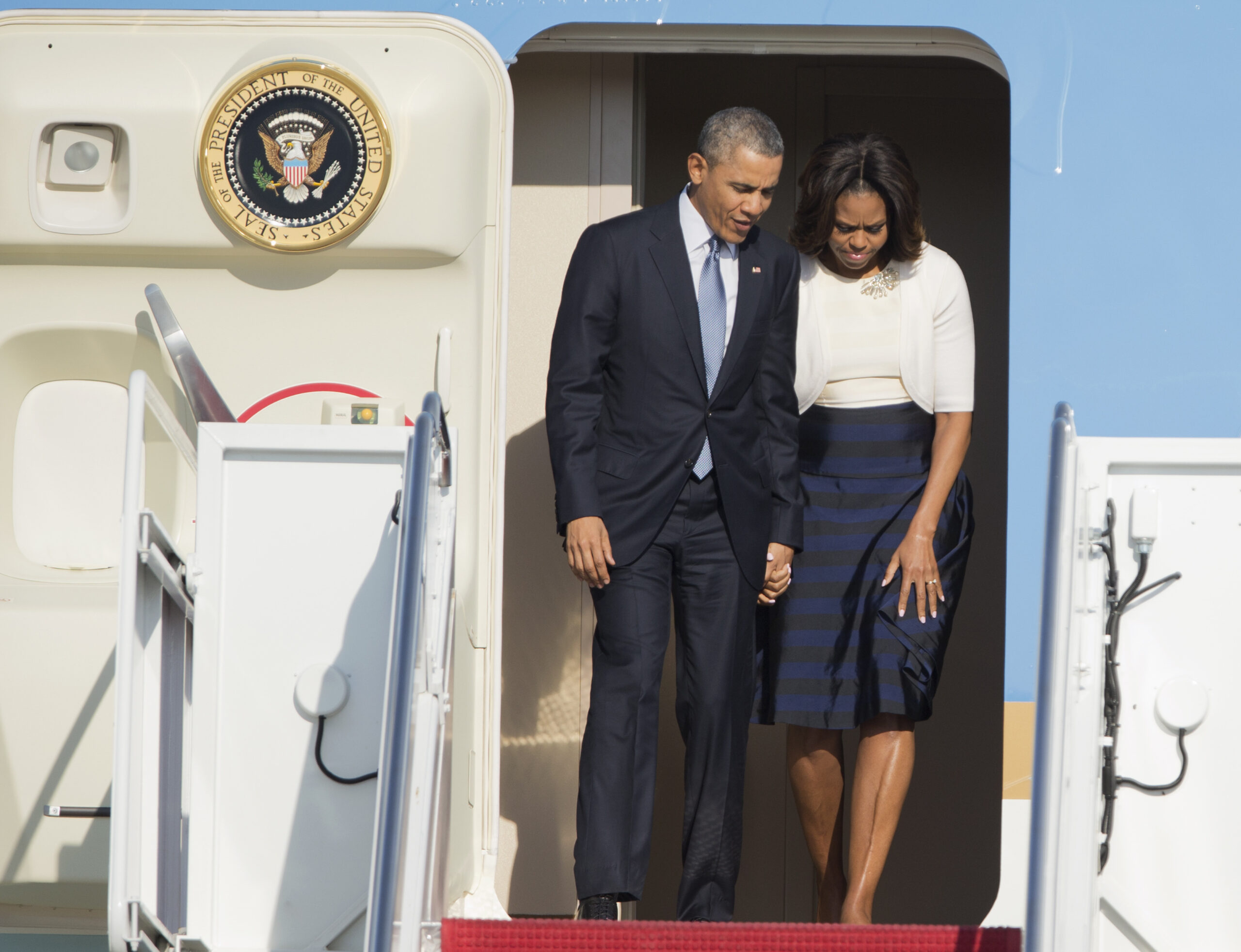 Carter, Dole wives aid White House troop effort