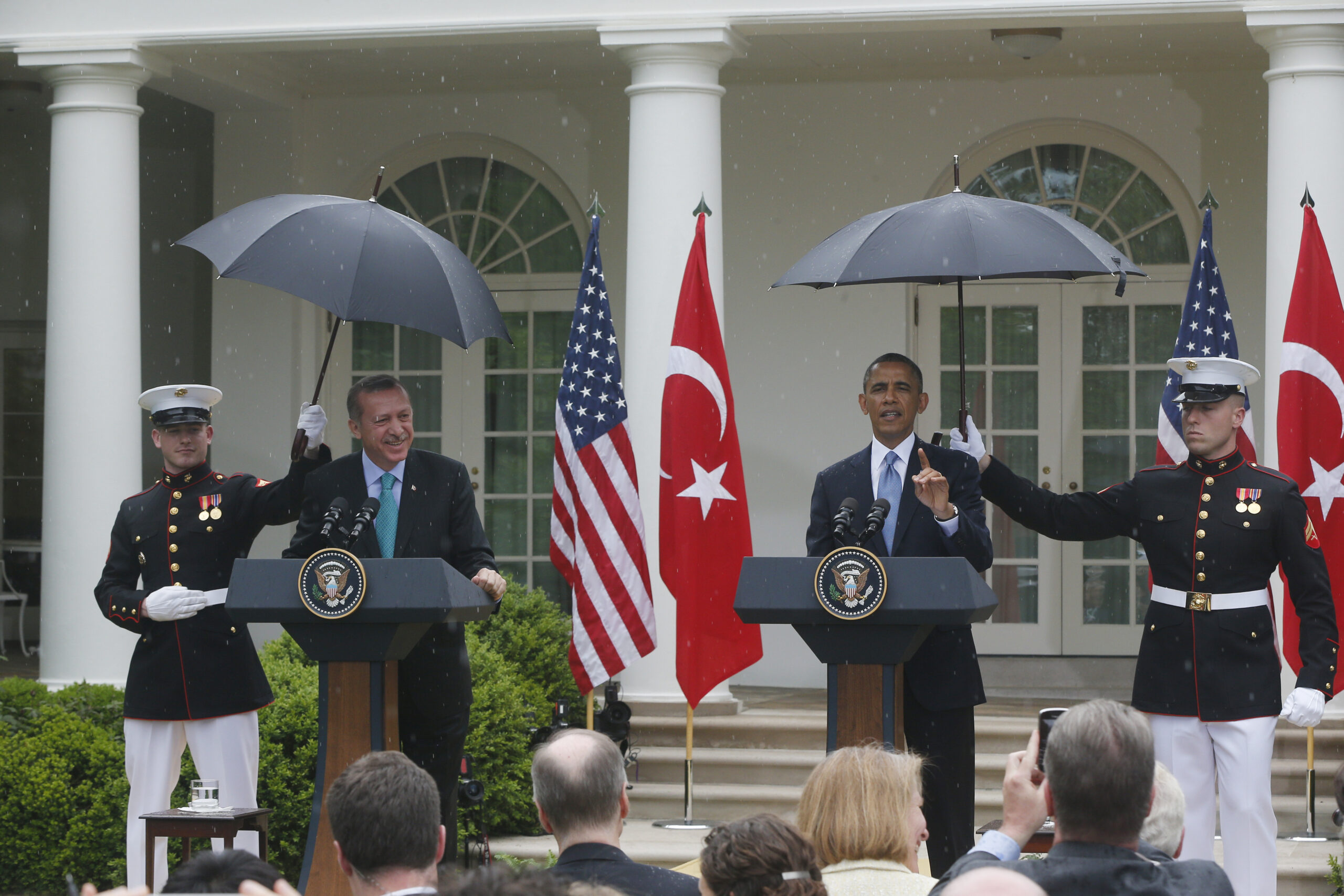 Obama has ‘complete confidence’ in AG Eric Holder, no apologies for monitoring of reporters
