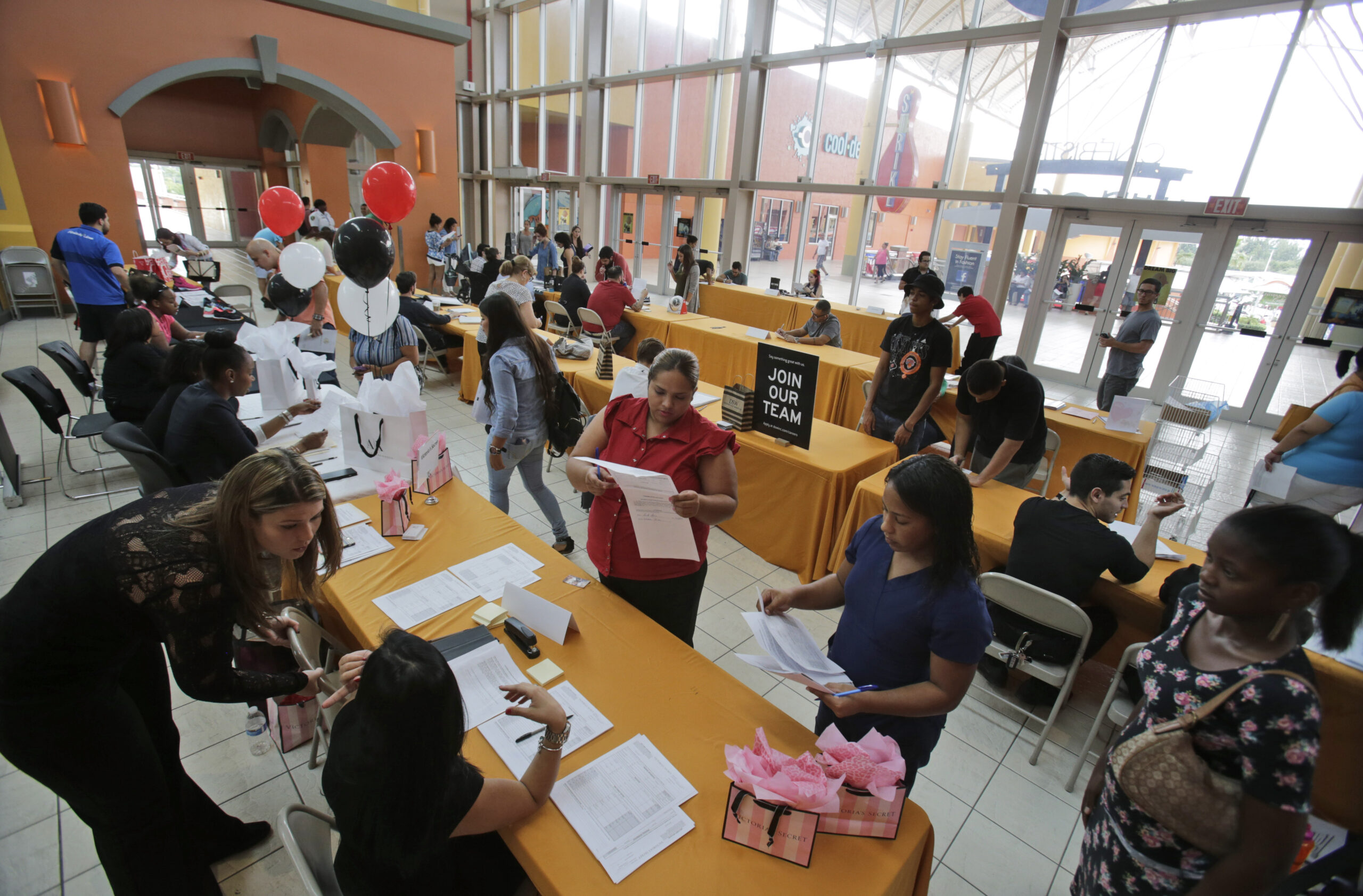 Jobless claims scrape rock bottom at 259,000
