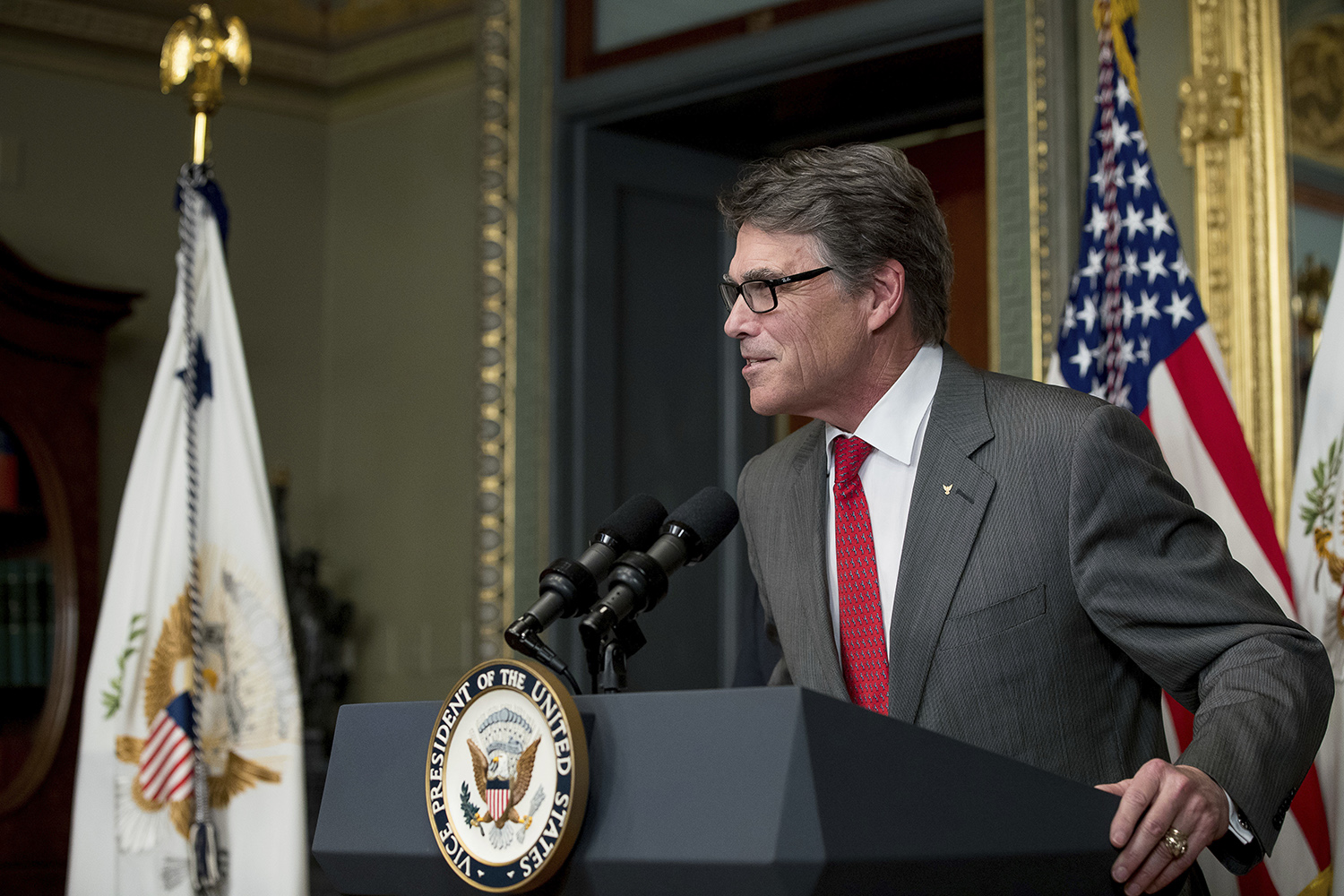 Perry extends freeze on energy efficiency rules into fall