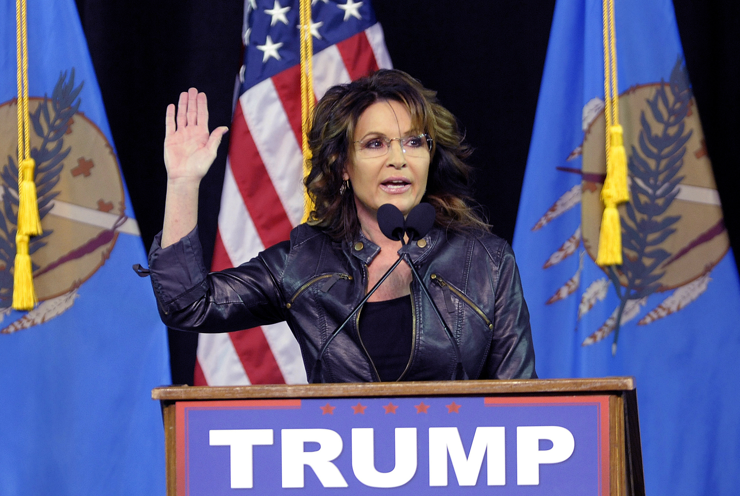 Palin defends Trump, attacks Romney on Facebook