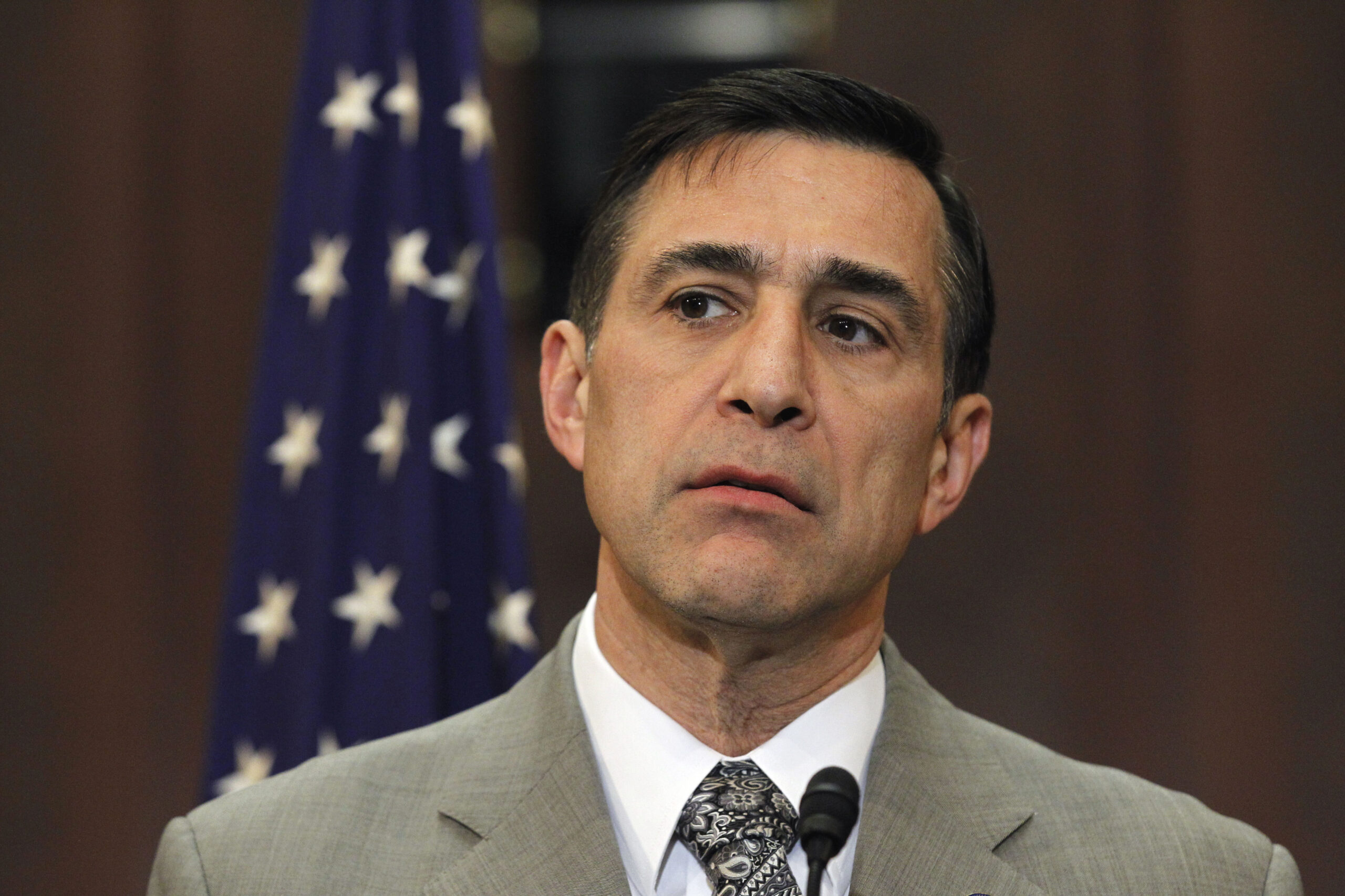 Issa tells DOL to back off lockups changes