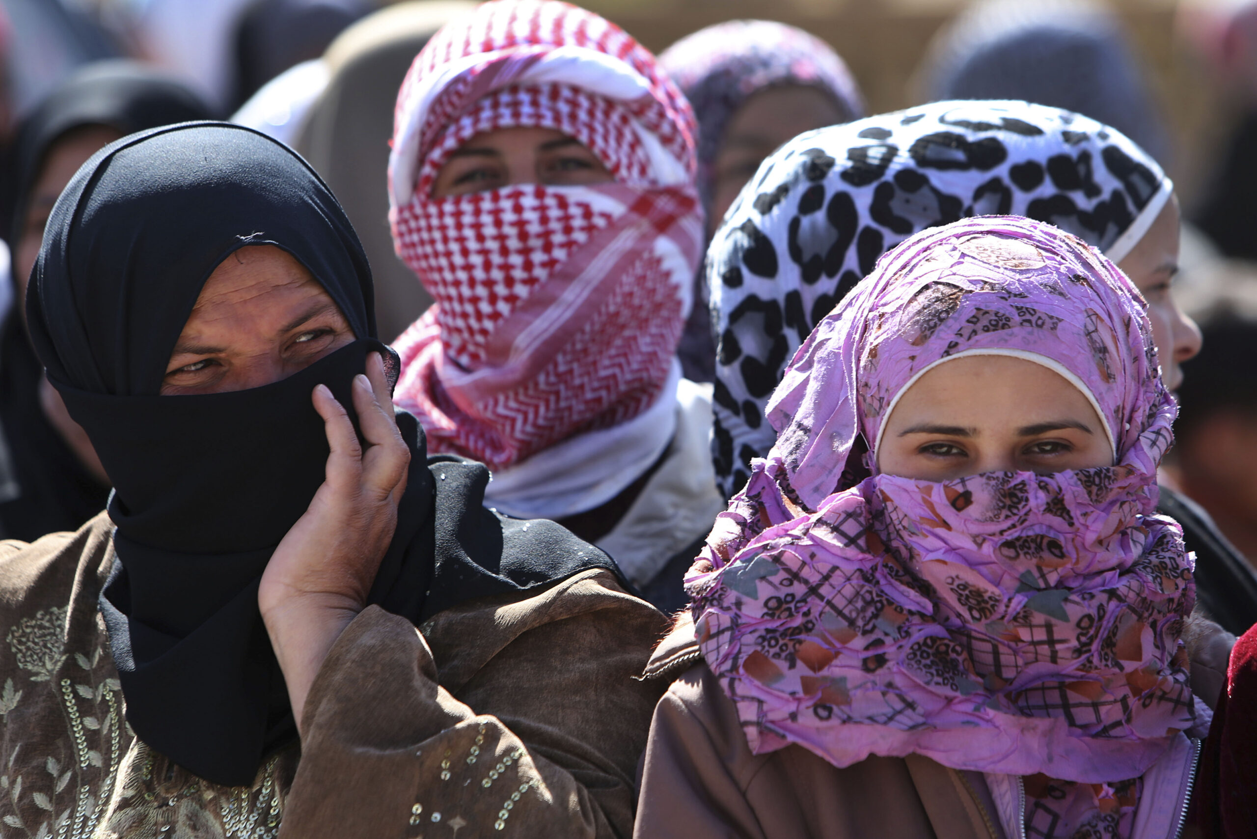 Lebanon sends aid to cut-off village near Syria